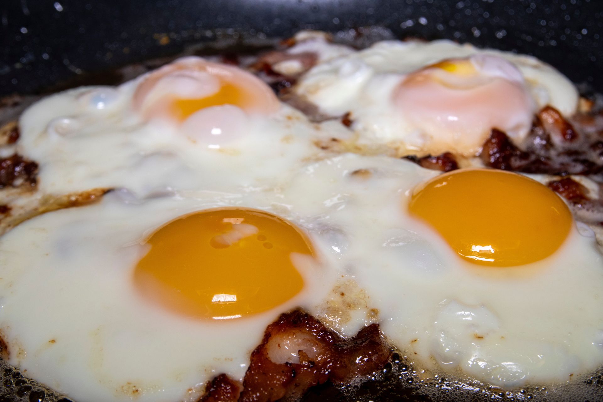 Czego lepiej nie łączyć z jajkami? Mało kto wie, a później narzeka na skutki