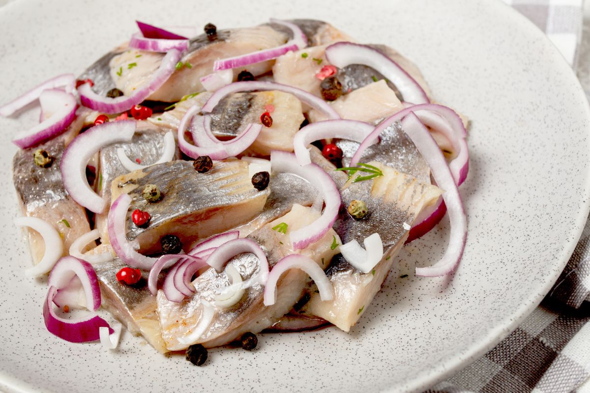 W grudniu zajadamy się nimi na kilogramy. Tak śledzie wpływają na organizm