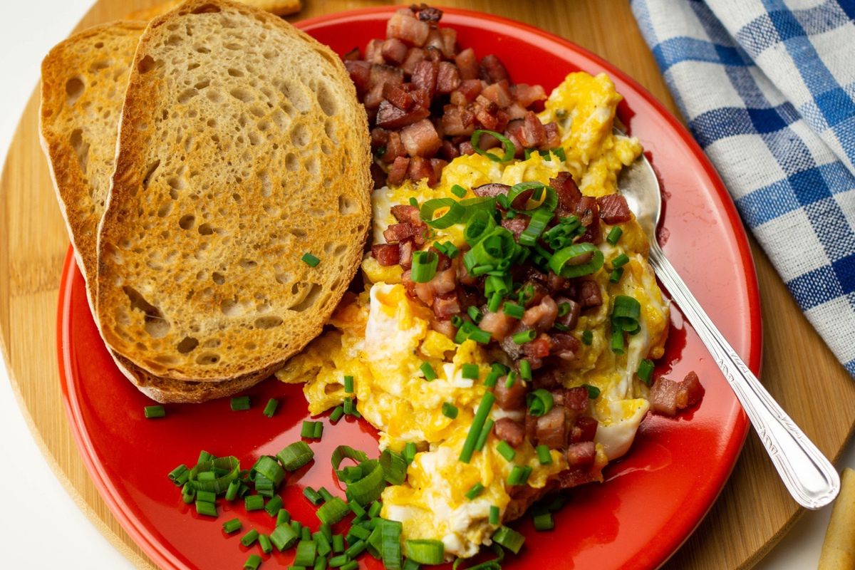 Czy można jeść zimną jajecznicę? Wielu nie ma świadomości dwóch kwestii