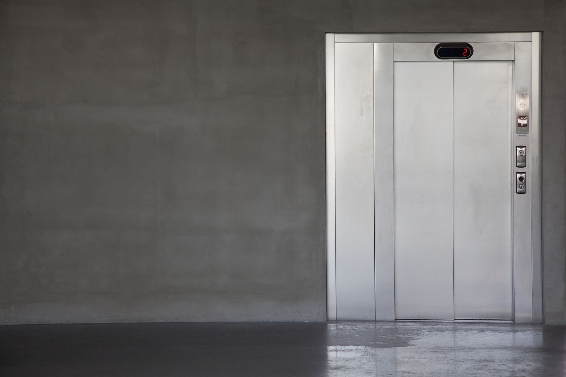 Winda jednak nie w każdym budynku. Rząd zostawi furtkę inwestorom