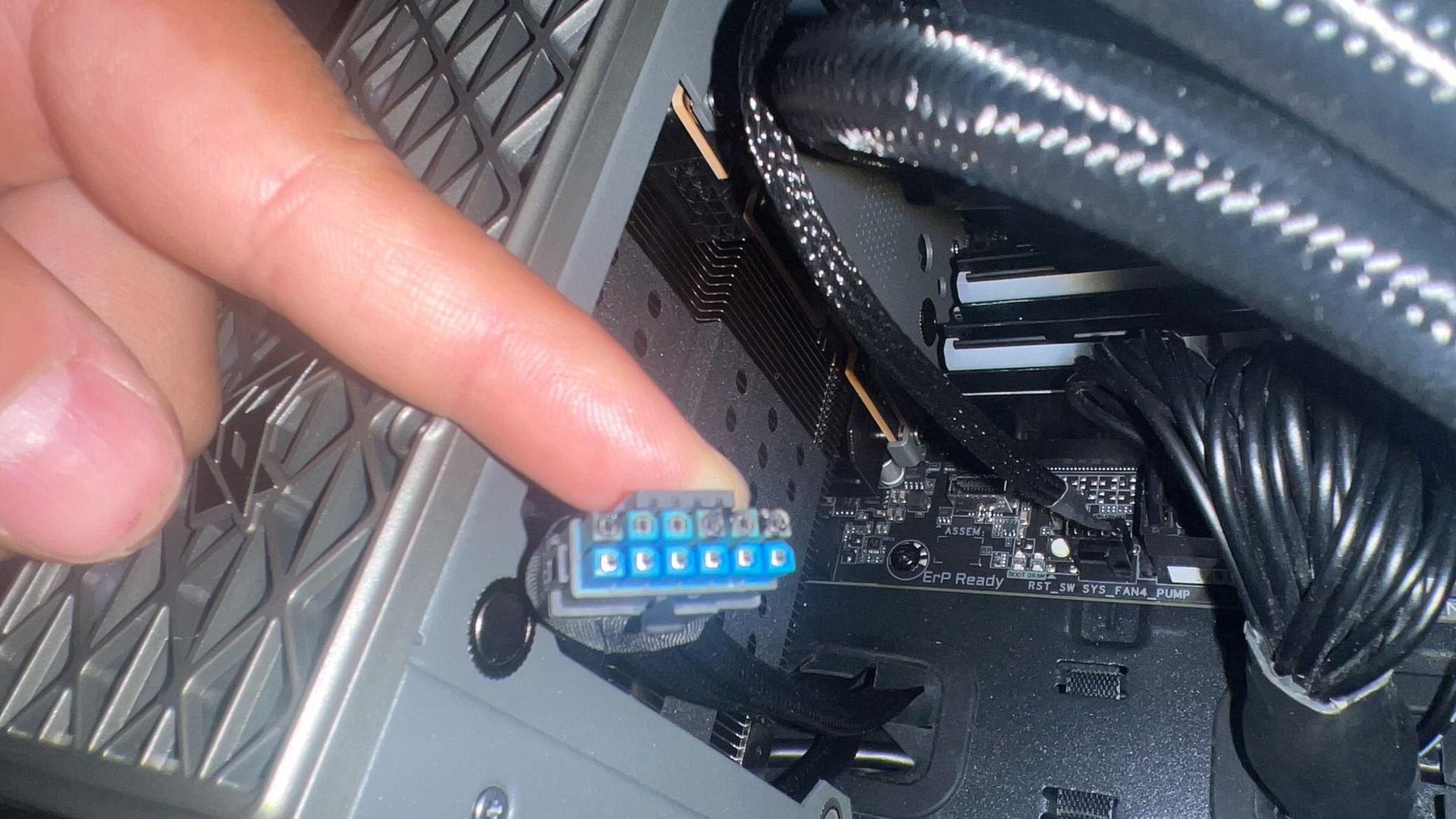 Odkrył spaloną wtyczkę zasilania w karcie graficznej. Problem dotyczy też Radeonów