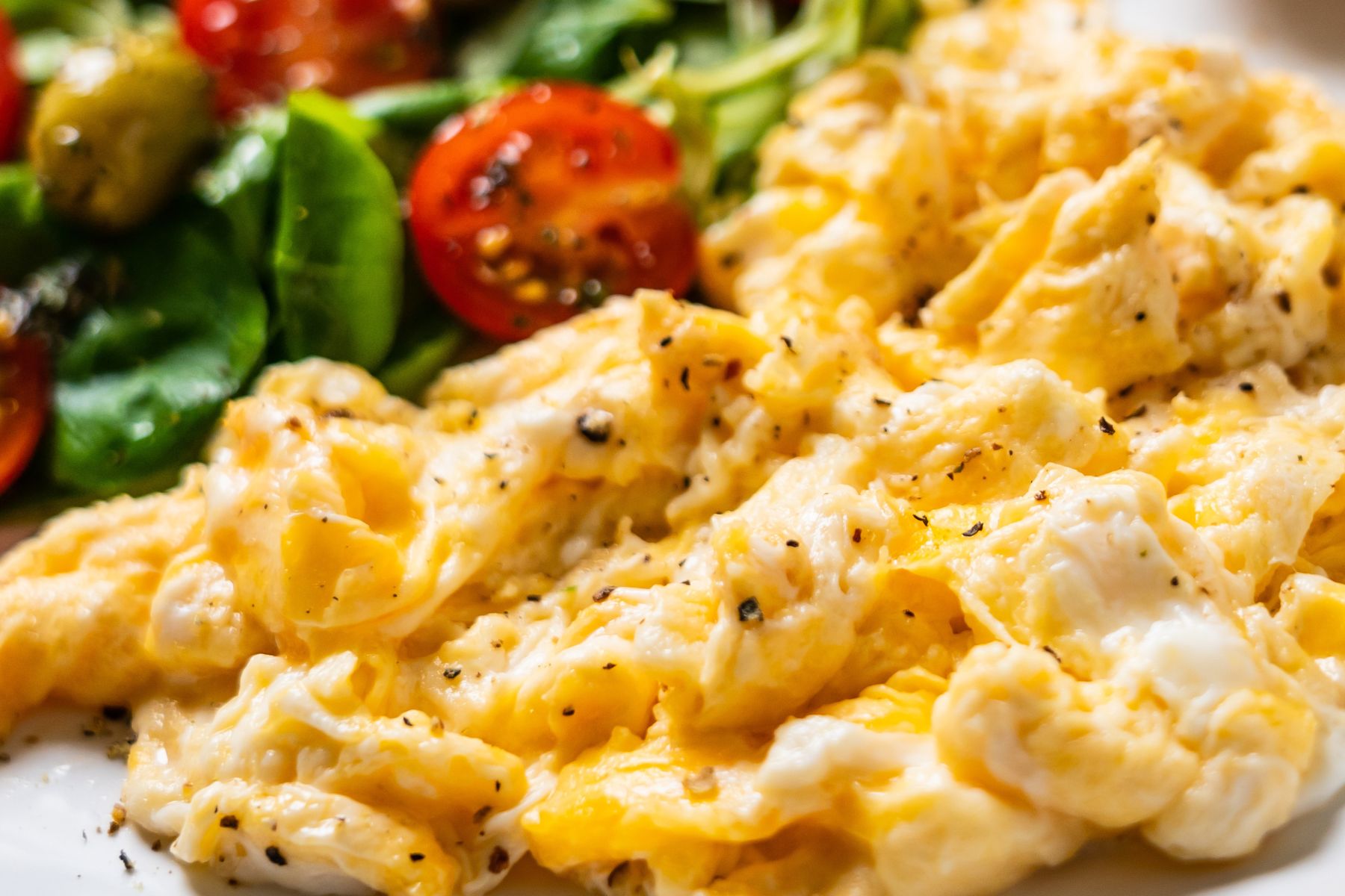 Mieszam z jajkami i podsmażam. Po kilku minutach mam kremową, wysokobiałkową jajecznicę