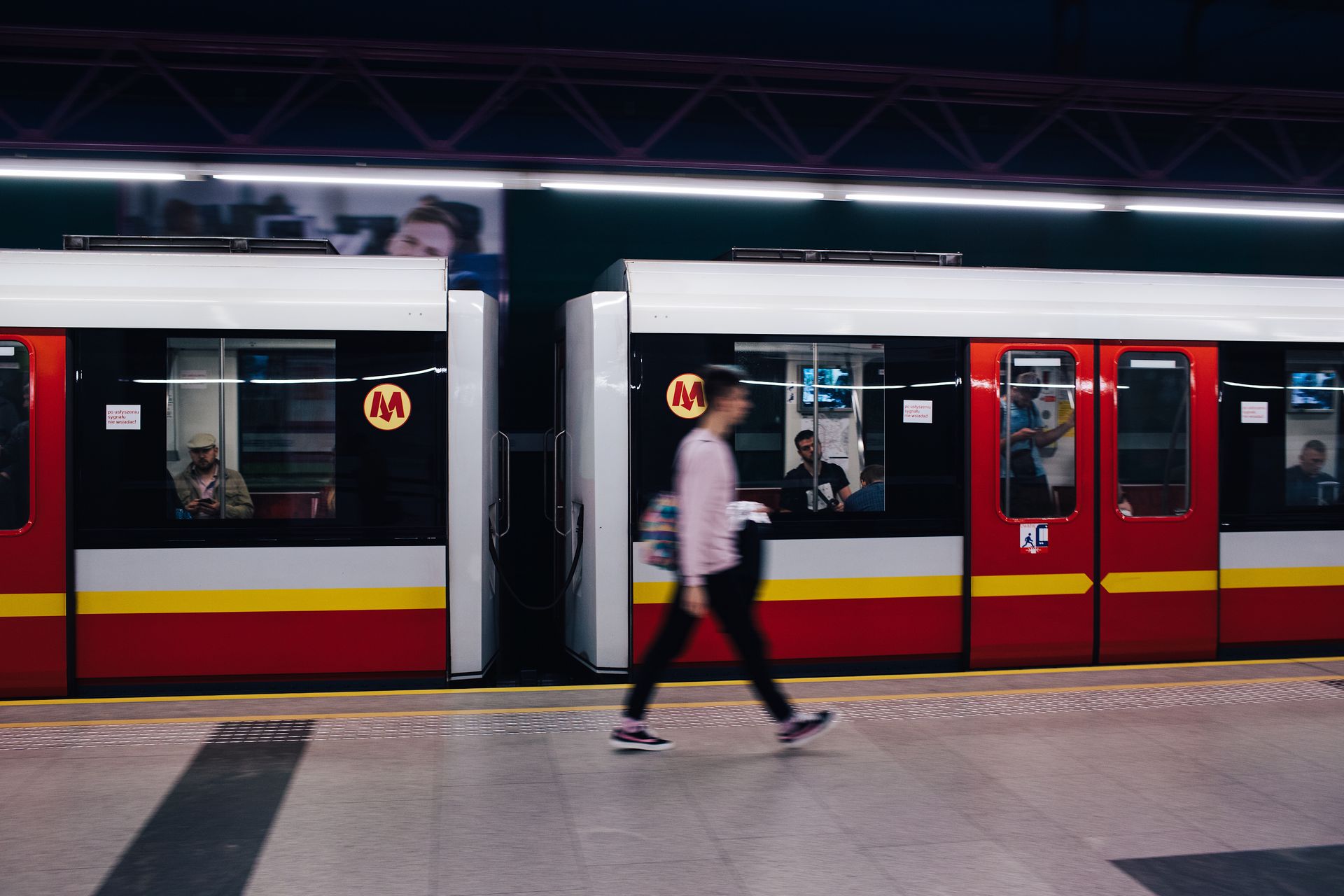 Dramatyczne sceny na stacji metra w Warszawie