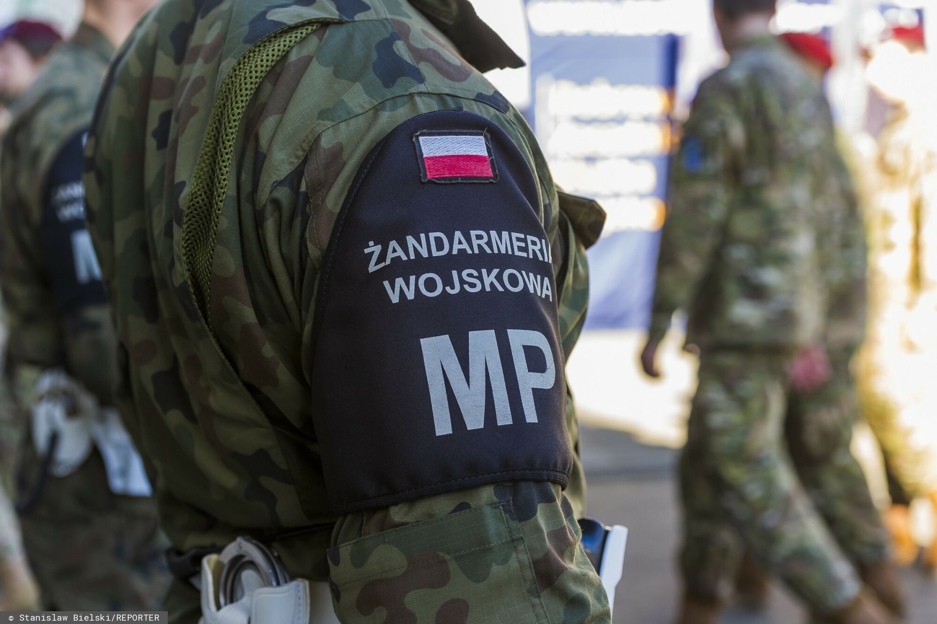 20-letni żołnierz skakał po autach. Był pijany