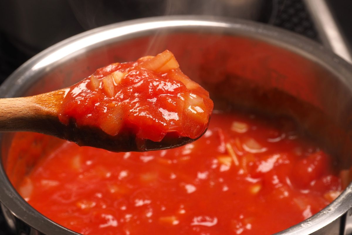 Pod koniec gotowania wrzucam 1 kostkę. Sos pomidorowy jest smaczniejszy i bardziej aksamitny