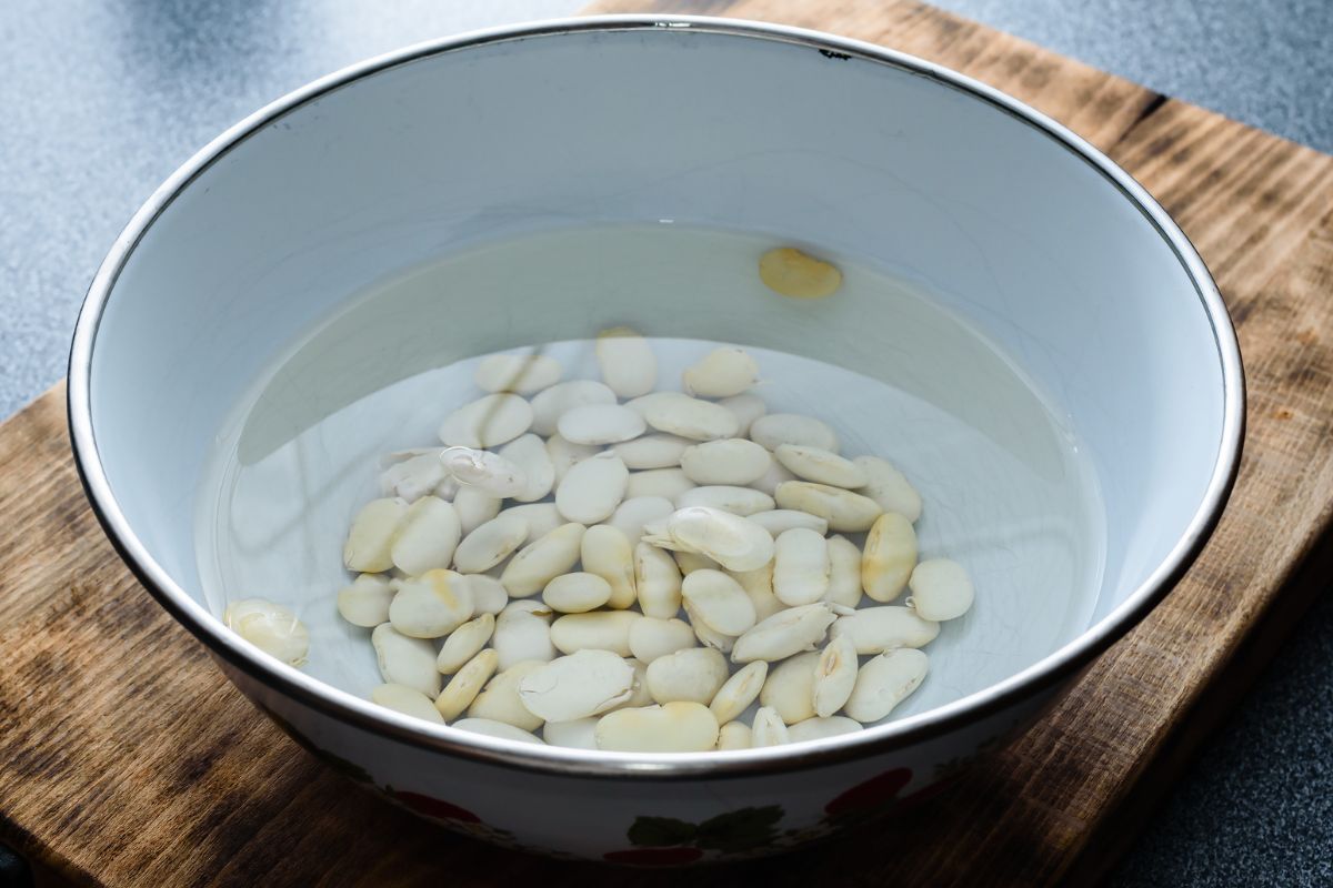 Czy fasolę trzeba moczyć przed gotowaniem? Niektórzy mogą być zaskoczeni odpowiedzią