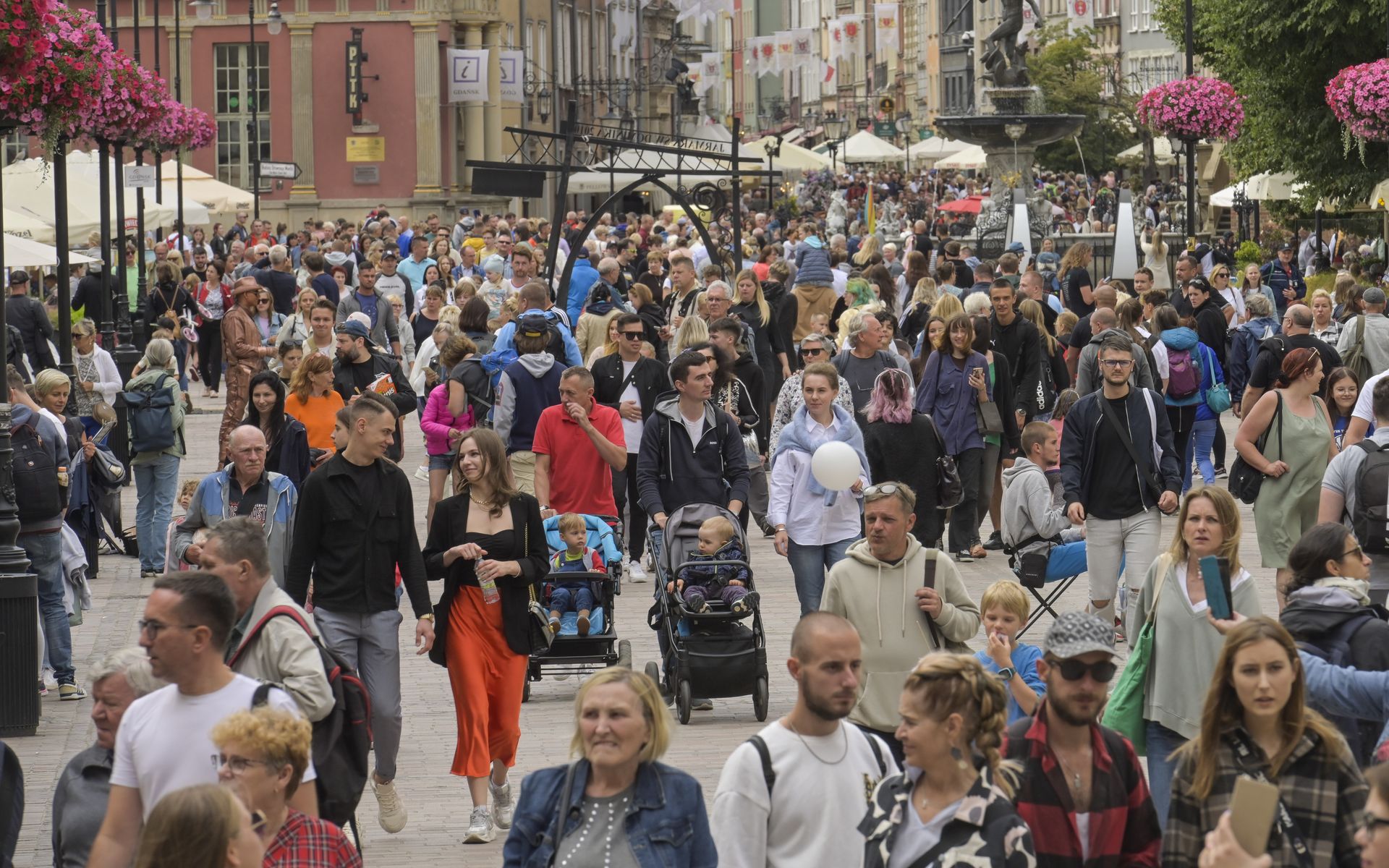Szaleństwo w polskim mieście. 95 proc. miejsc zajętych, pełne pociągi, zamknięte ulice