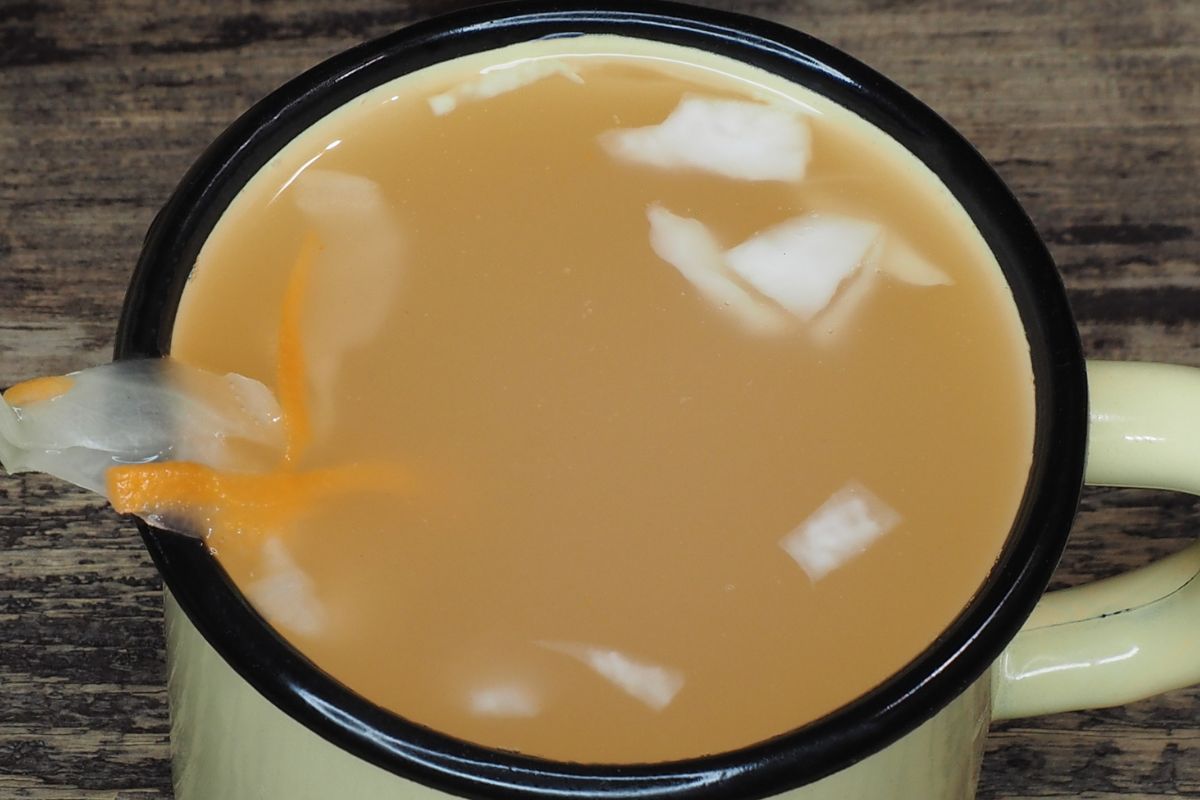 Polacy masowo wylewają do zlewu cenny płyn. Na jelita działa lepiej niż drogie suplementy z apteki