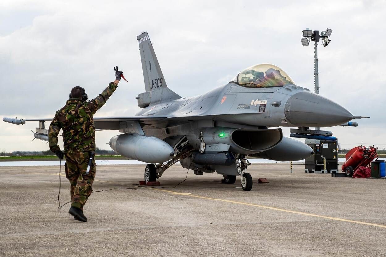 Zełenski mówił o F-16. Tylu myśliwców mogą używać