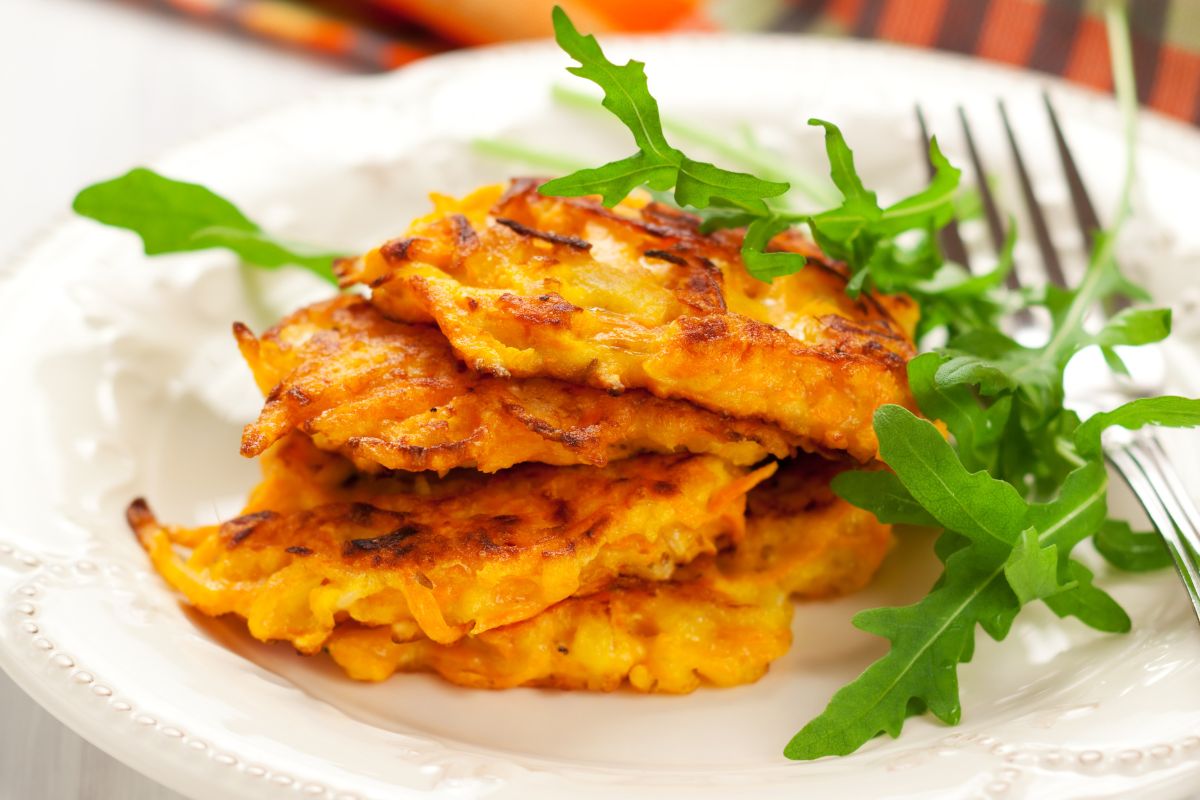 Ścieram tanie warzywo i dodaję do racuchów. Na słono smakują jeszcze lepiej niż tradycyjne