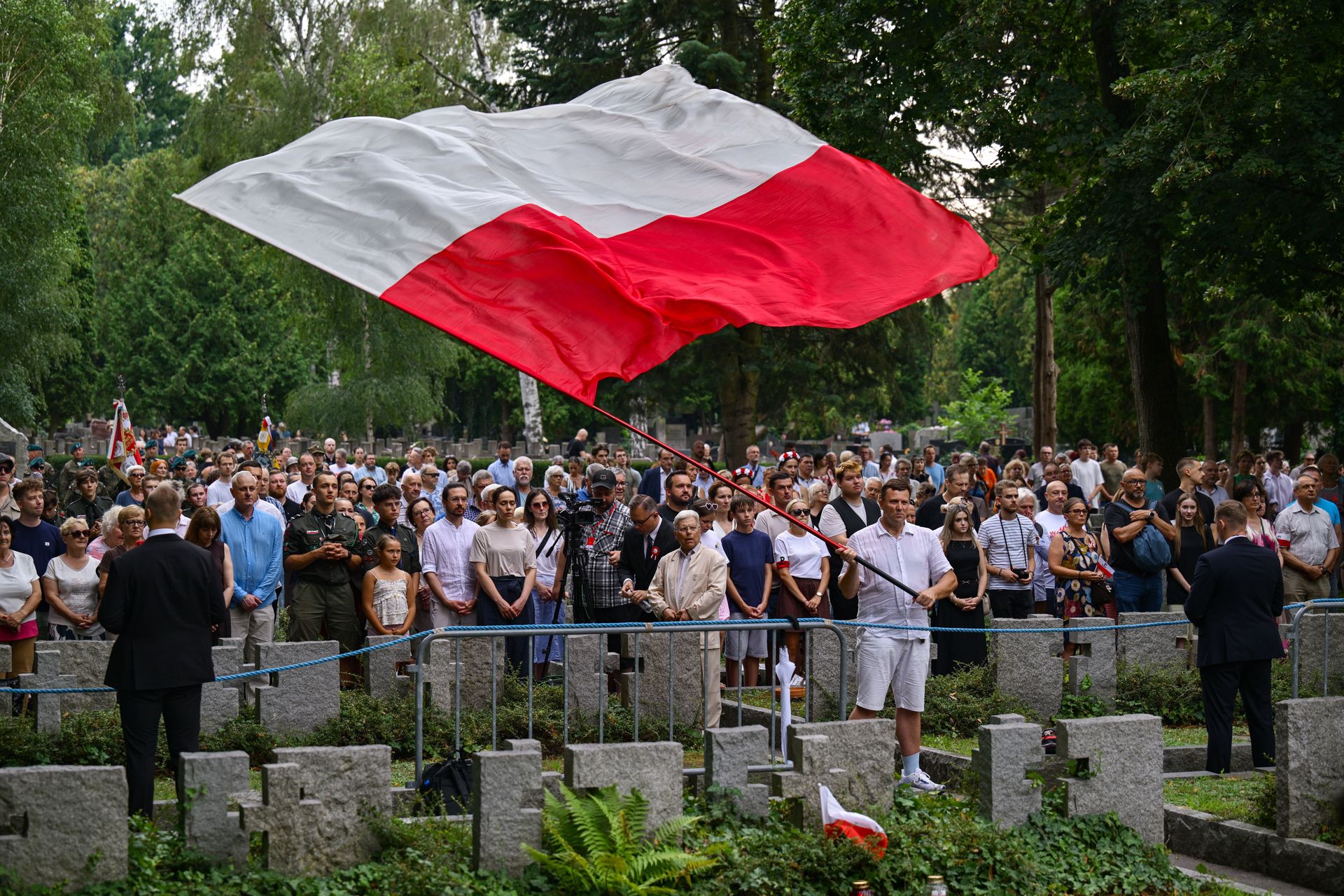 Warszawa uczciła powstańców przy pomniku Gloria Victis. Hołd w godzinę "W"