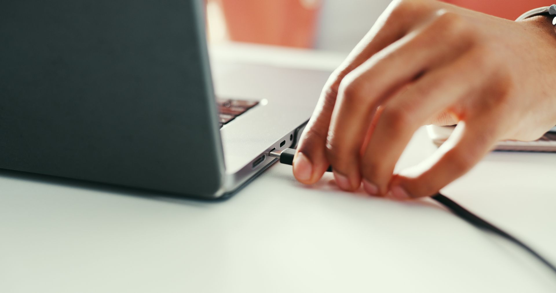Kiedy odłączyć laptopa od zasilacza. Wielu o tym nie wie
