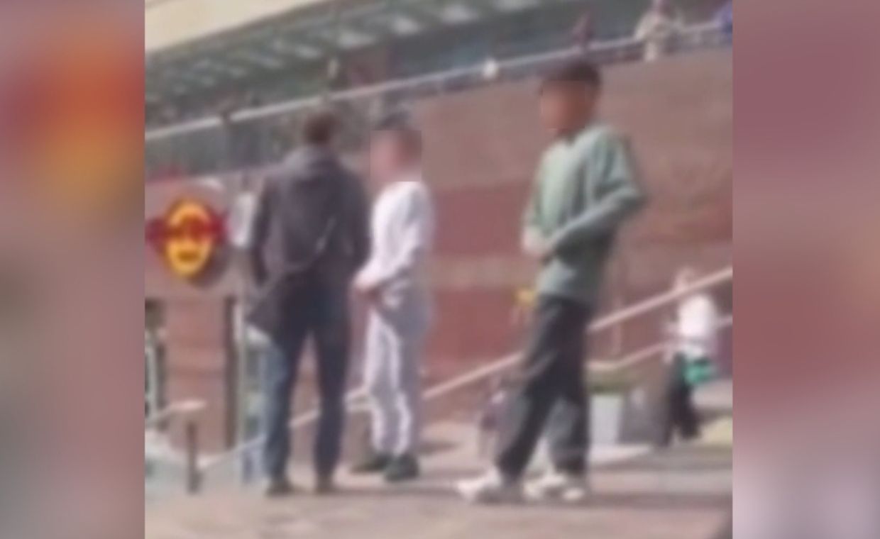 Brutalny atak przed Złotymi Tarasami. Policja zabezpieczyła nagranie