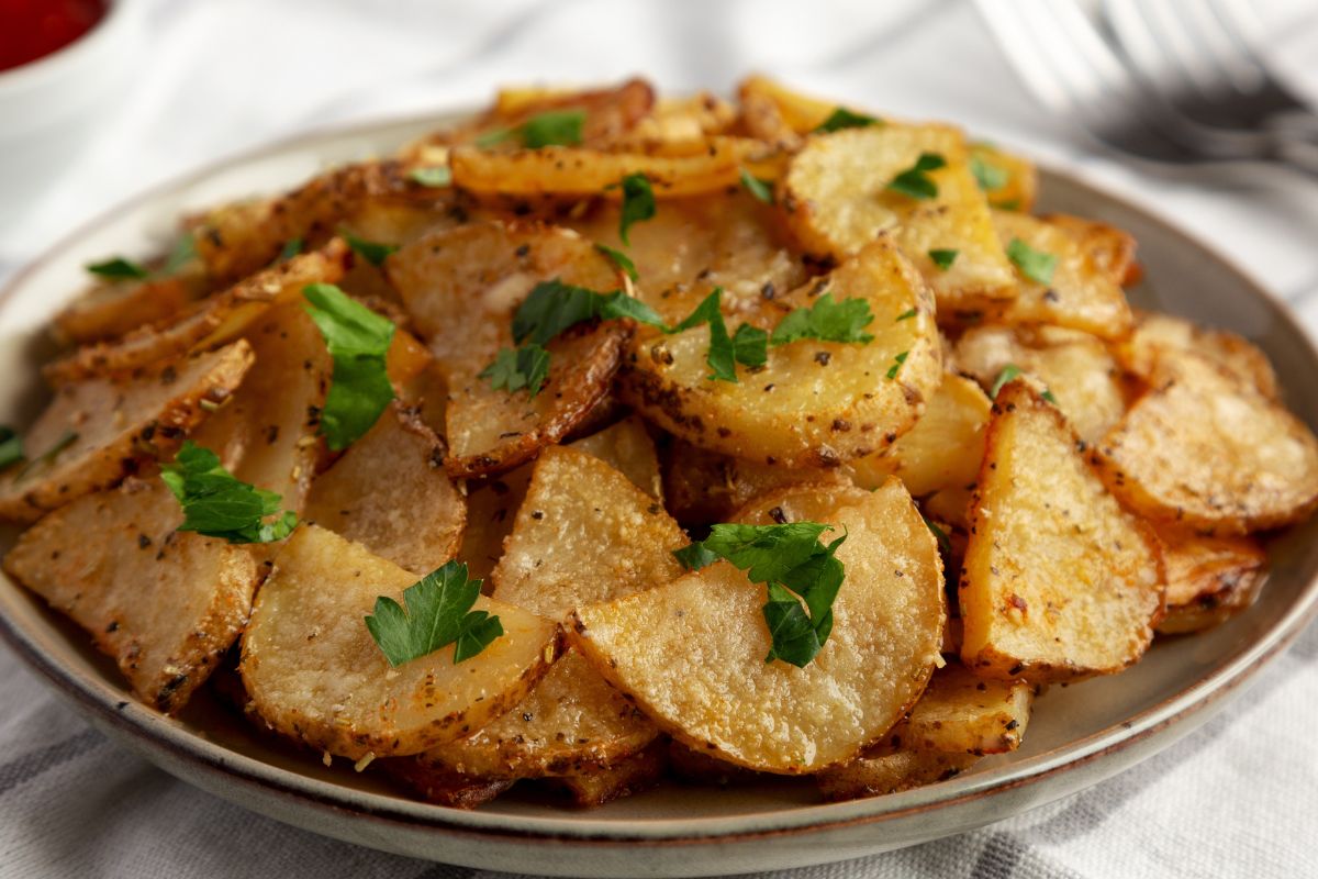 Ścieram i obtaczam w nim ziemniaczki. Są tak pyszne i sycące, iż można je jeść choćby bez mięsa