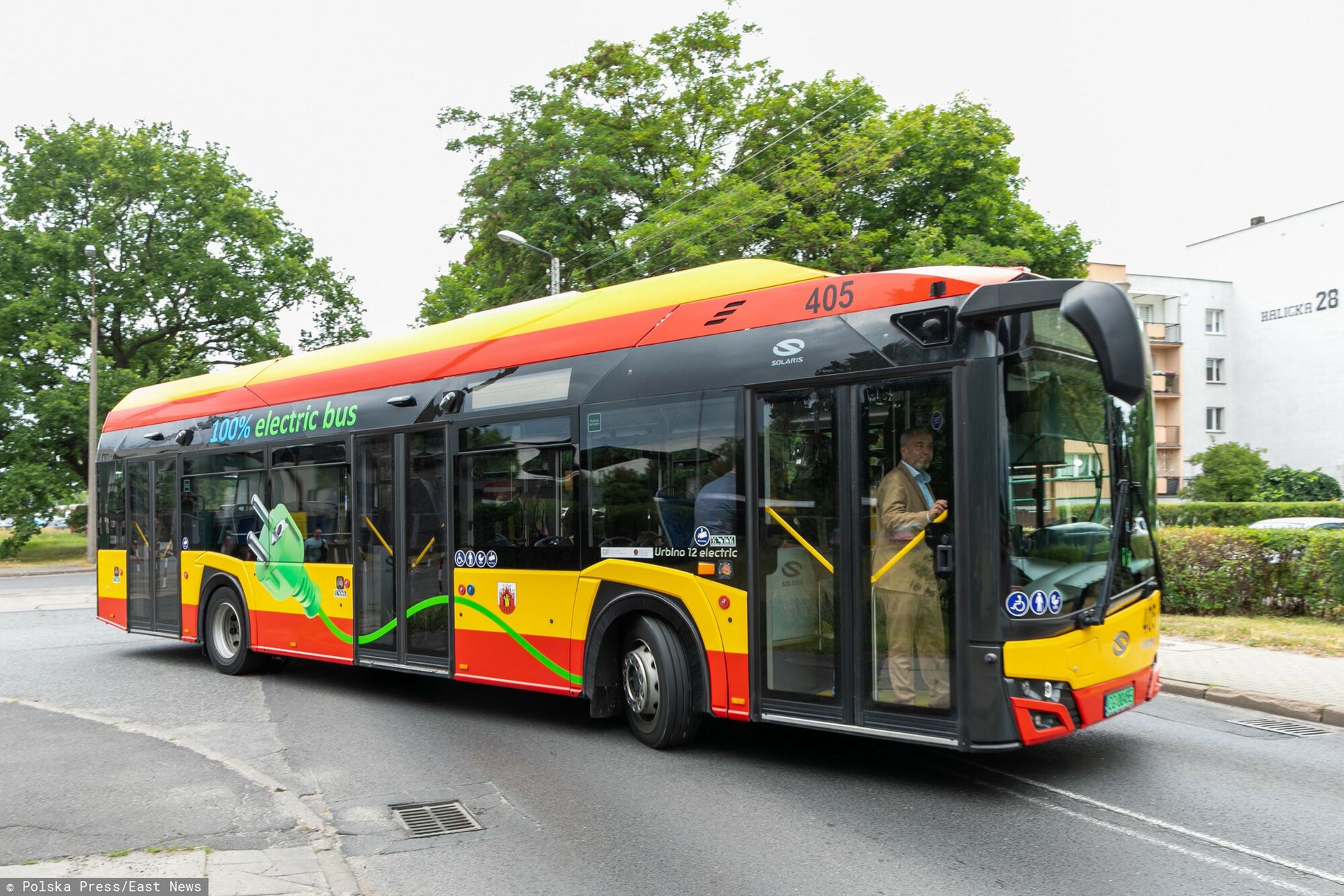 Półnagi mężczyzna z niemowlęciem na rękach w nocnym autobusie. Pasażerowie gwałtownie zareagowali