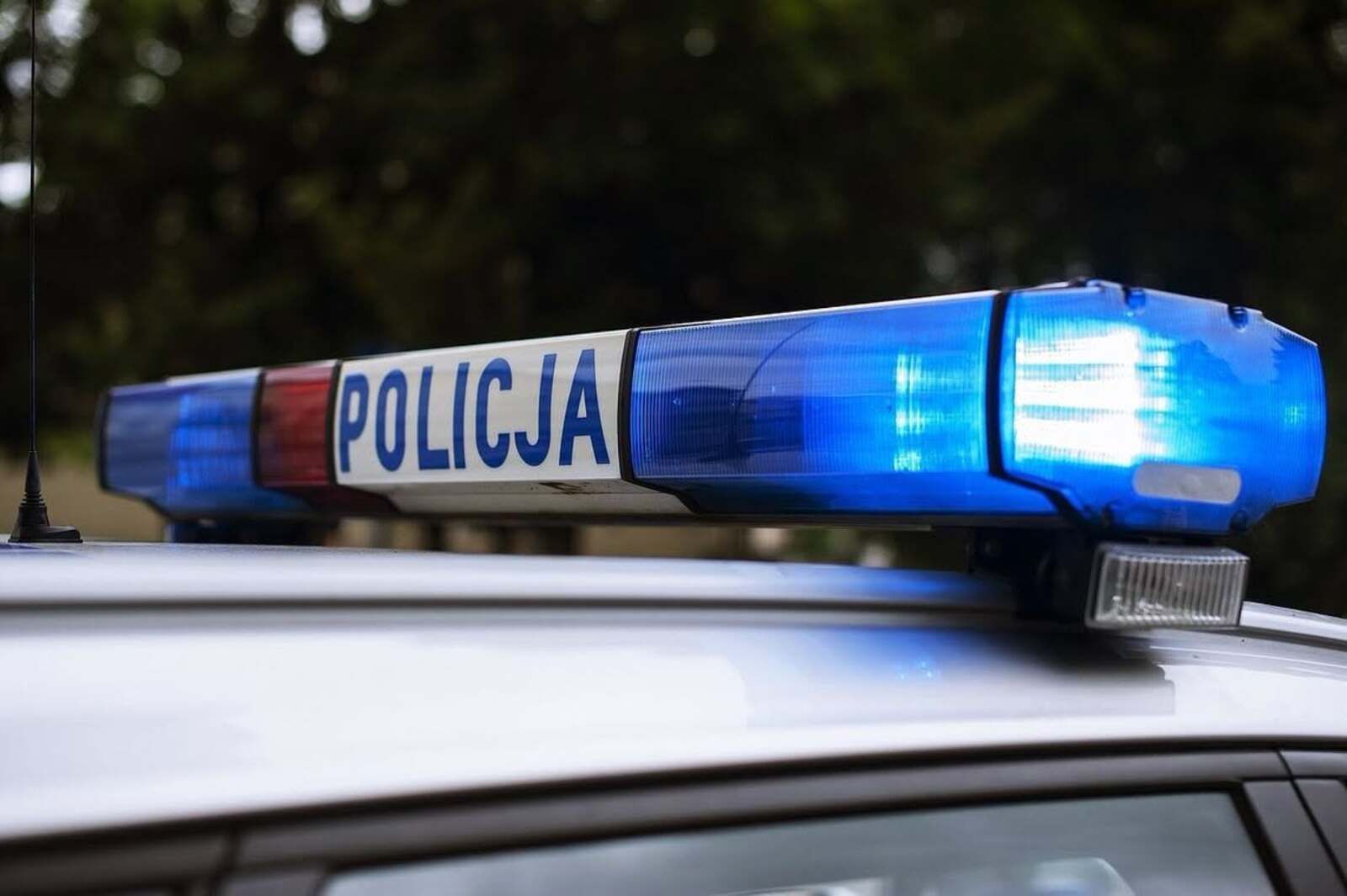 Policjanci wyważyli drzwi. Makabryczne odkrycie w mieszkaniu