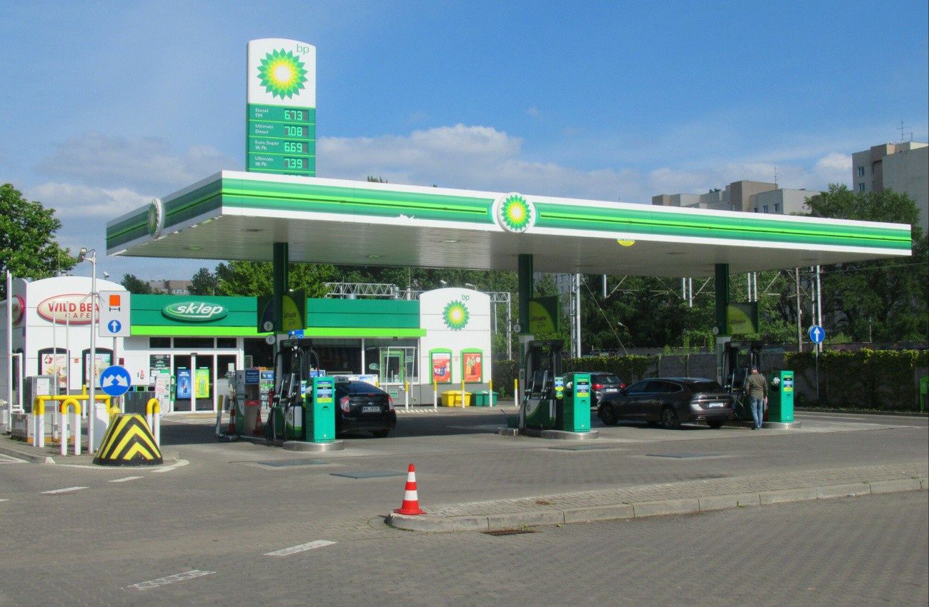Zarobki kasjerów na stacjach BP. Tyle dostają "na rękę"