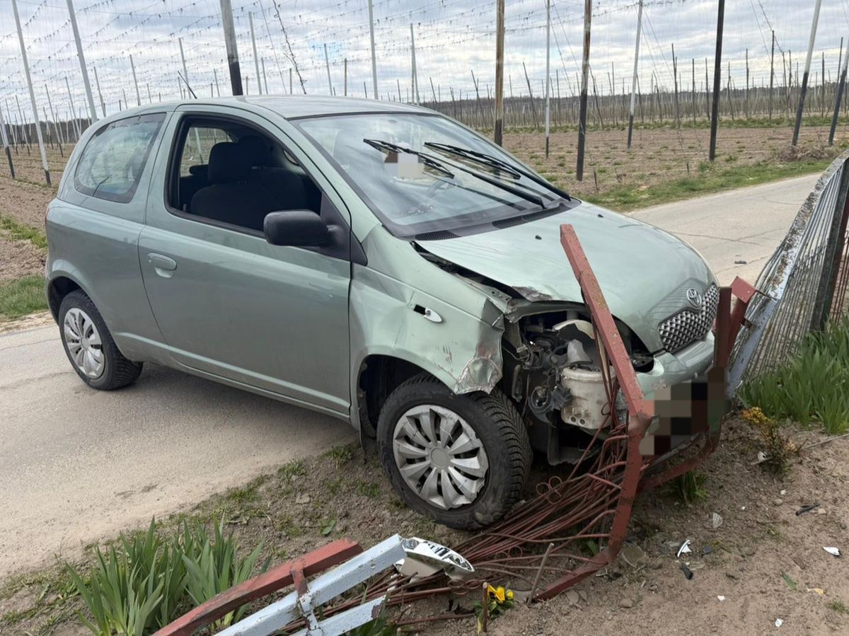 Obywatelskie zatrzymanie. Pijana 44-latka wjechała w płot