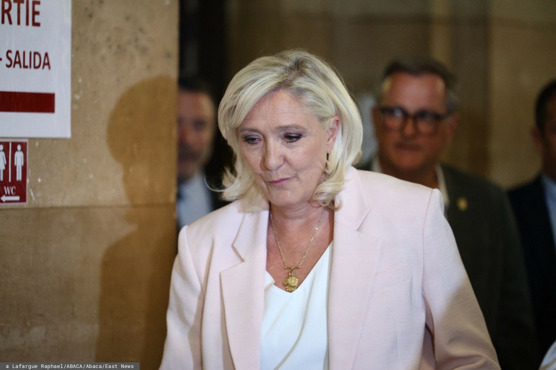 Zaskakujący wpis na profilu Le Pen. Prawda gwałtownie wyszła na jaw