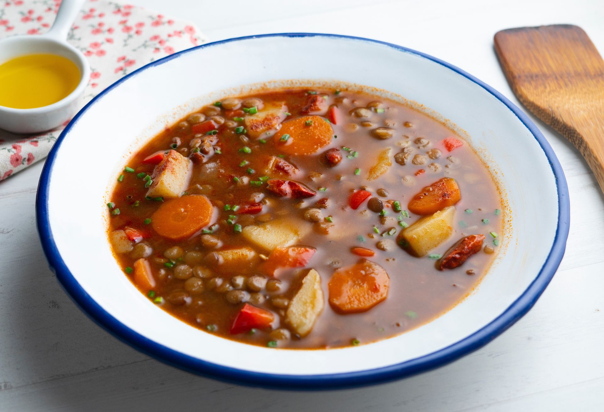 Robię gar zupy i mam obiad na kilka dni. Jest pełna smaku i białka
