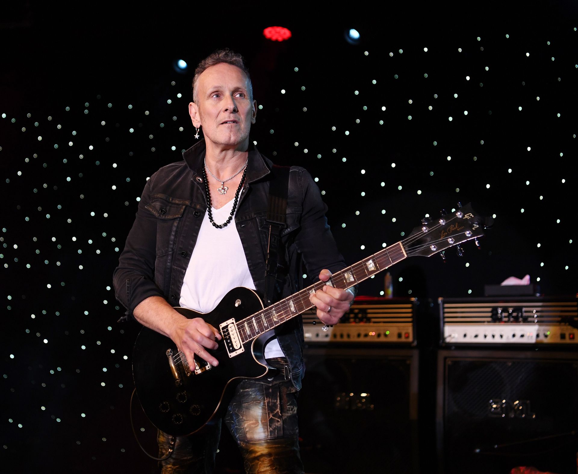 Gitarzysta Def Leppard znów walczy z nowotworem. "Rak powrócił"