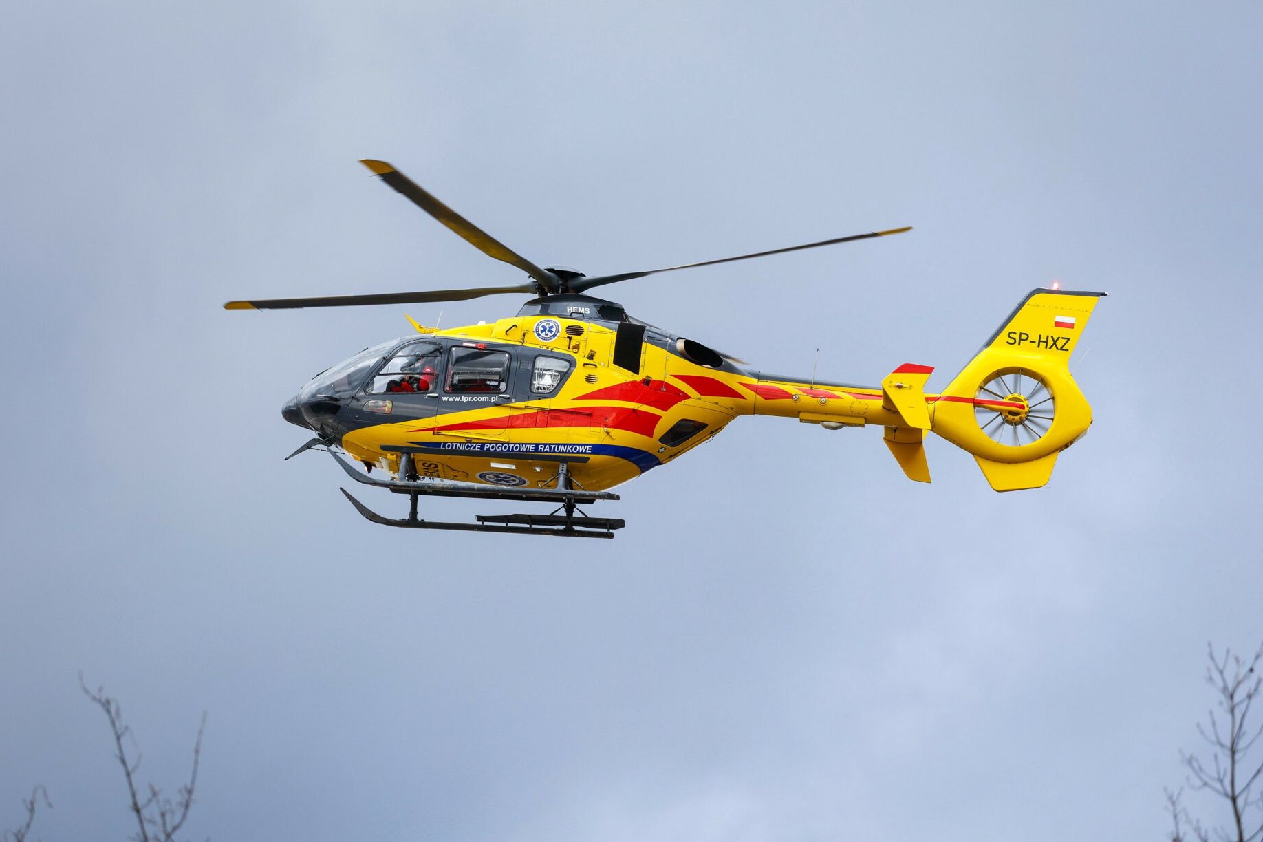 Zderzenie szkolnego autobusu i osobówki. Śmigłowce LPR w akcji