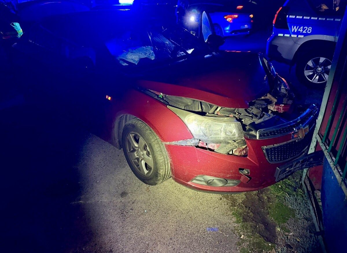 Uciekał przed policją, wjechał w płot. Miał zakaz prowadzenia pojazdów