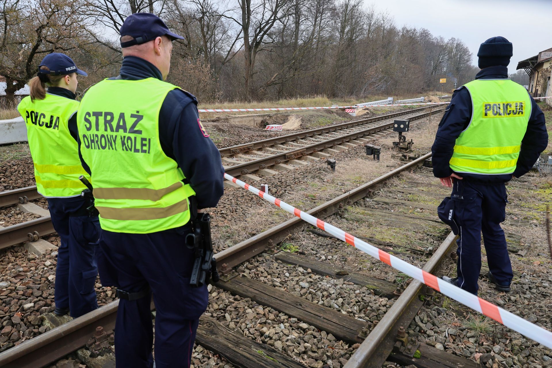 Przewody leżały koło torów. Jest komunikat policji