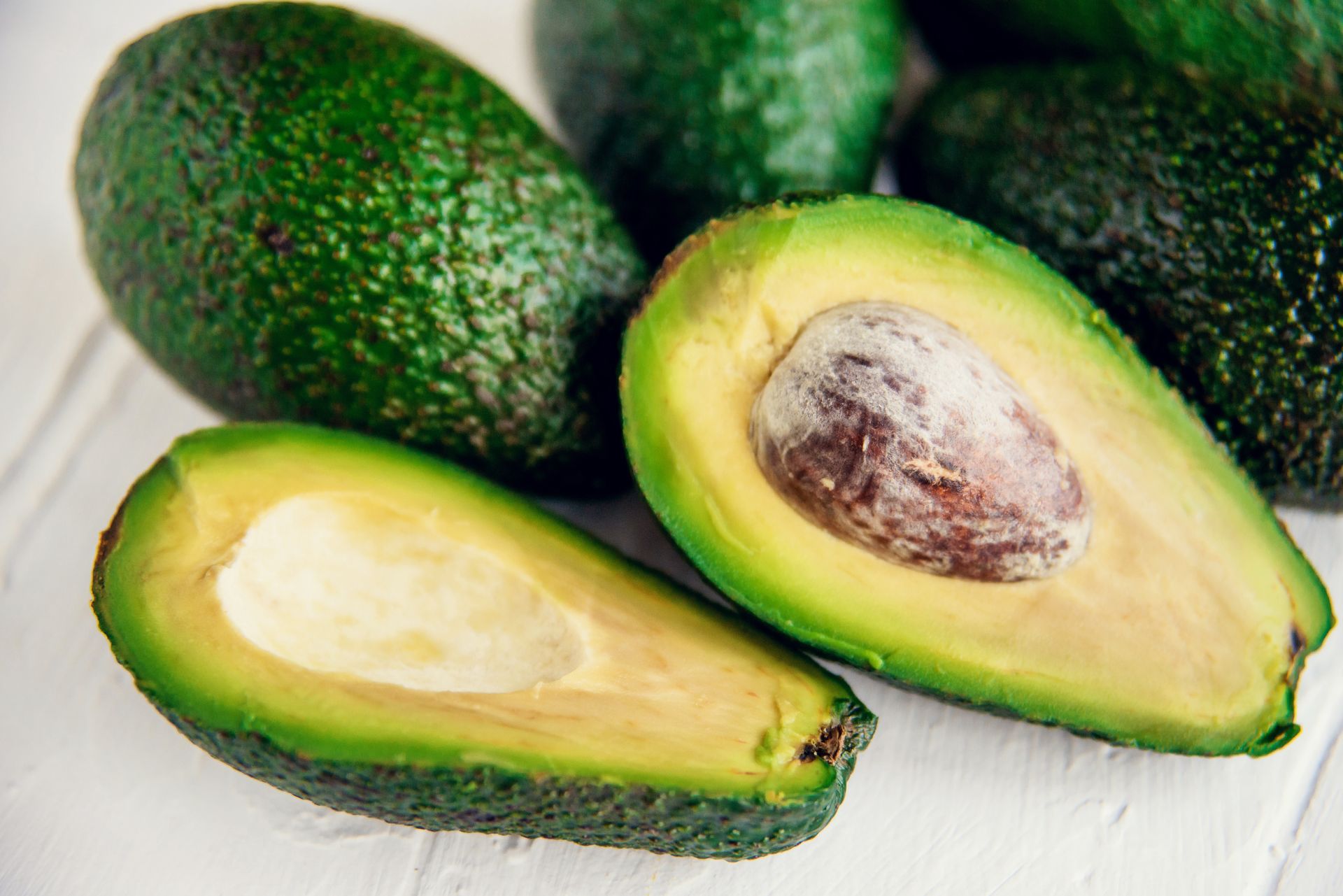 Z pestką czy bez? Oto jak przechowywać przekrojone awokado