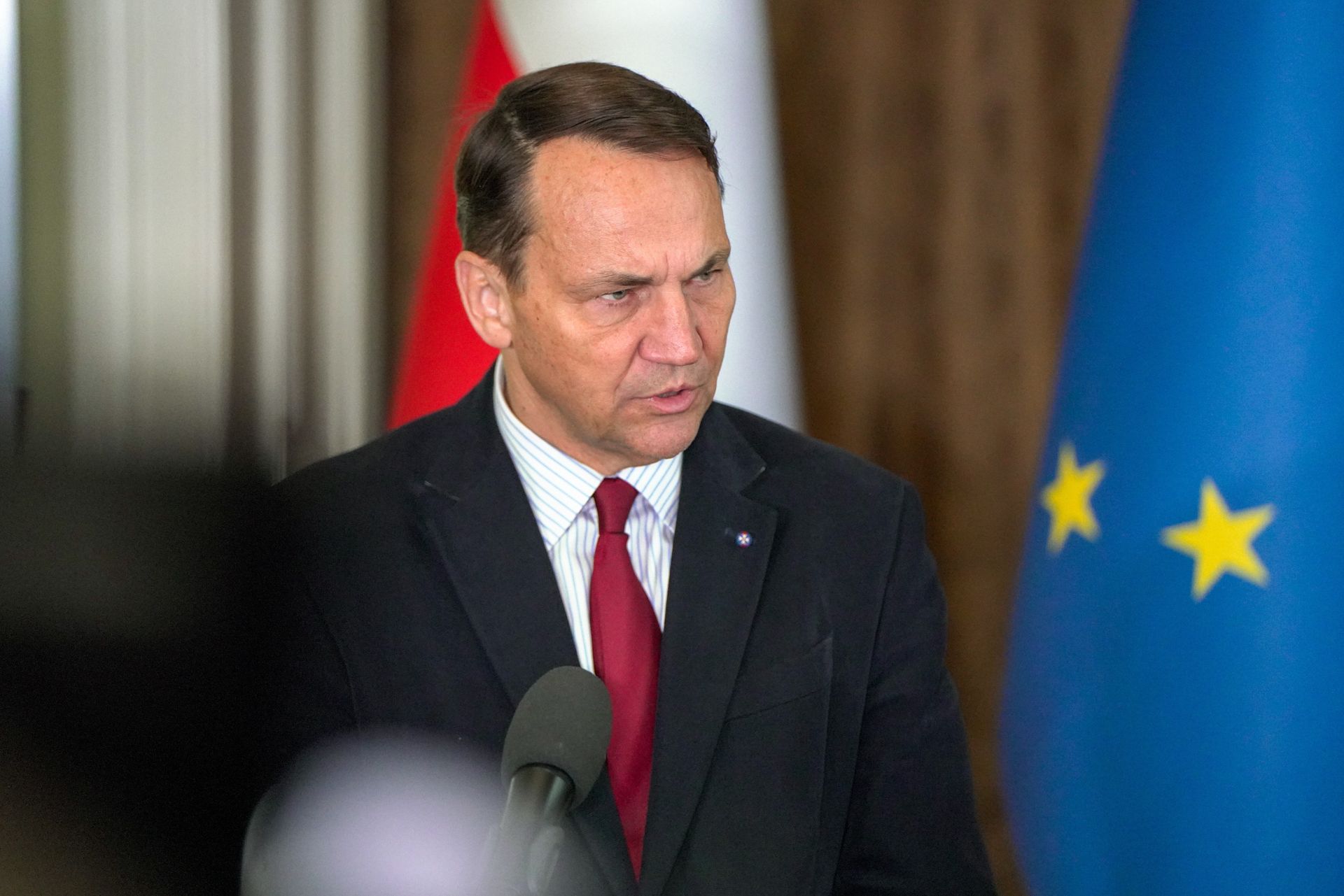 Sikorski zakpił z Pieskowa. Tak skomentował rosyjską propagandę