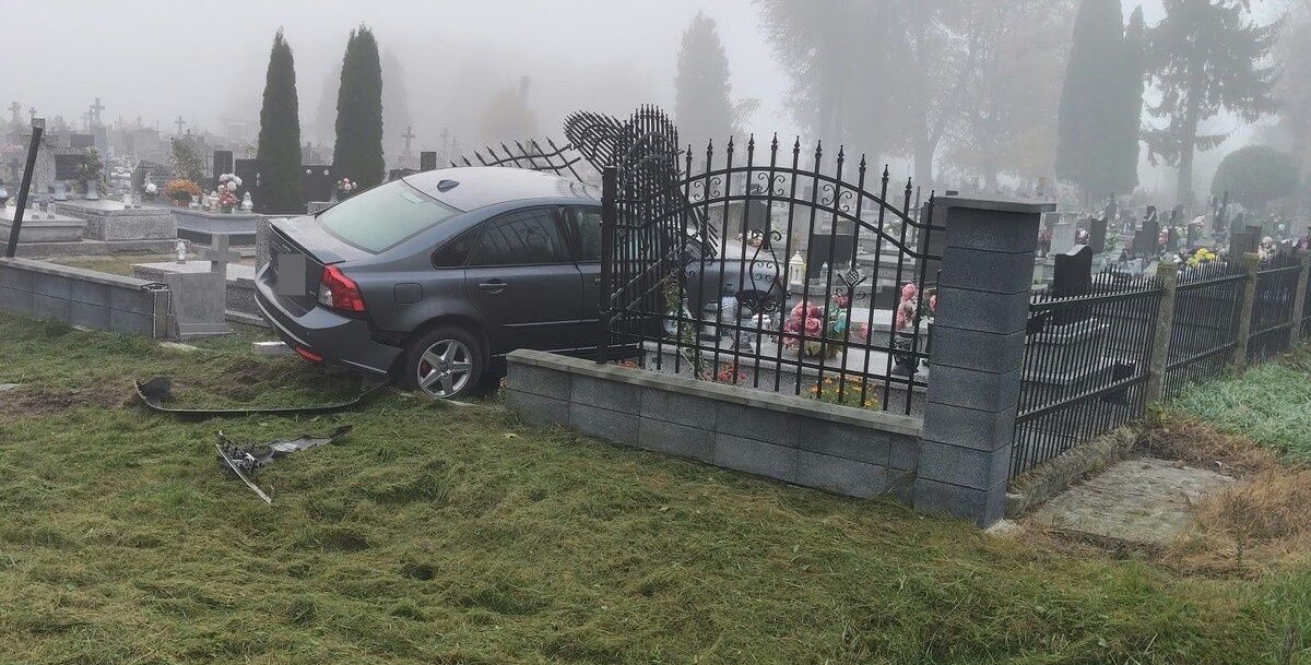 Wypadł z drogi i wjechał na cmentarz. Zniszczył nagrobki