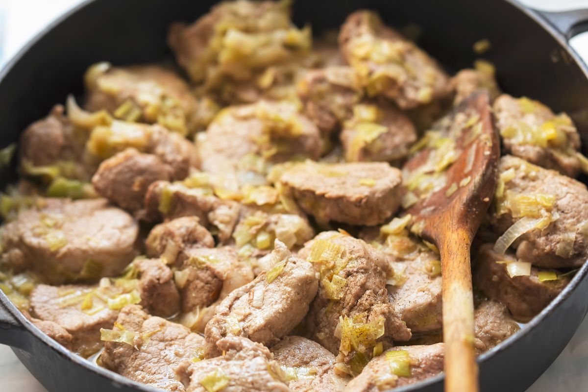 Zamiast smażyć w panierce, zalewam sosem. Schabowe wychodzą kruche, miękkie i pełne smaku