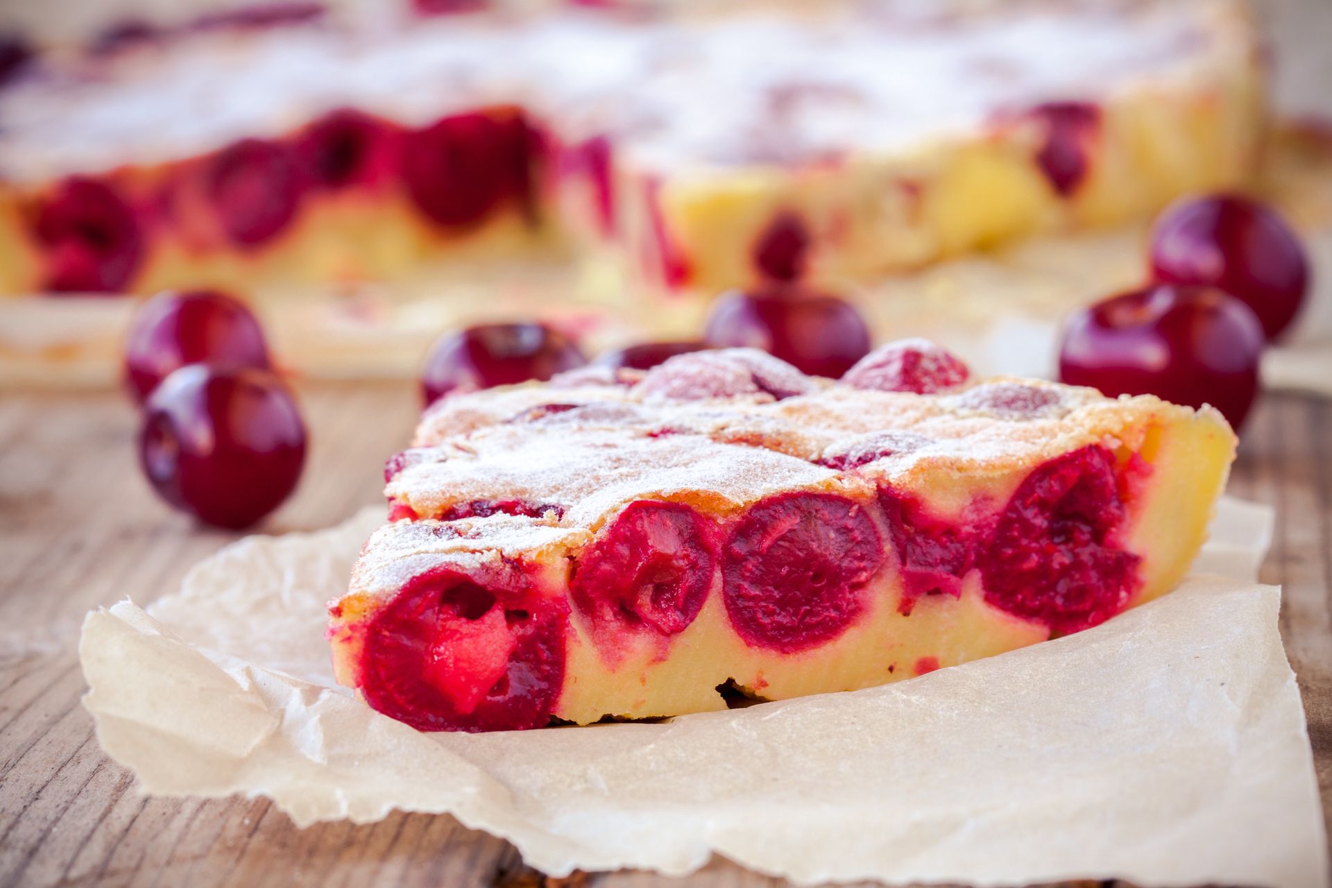 Robię ciasto z czereśniami w jednej misce. Przypomina francuski klasyk