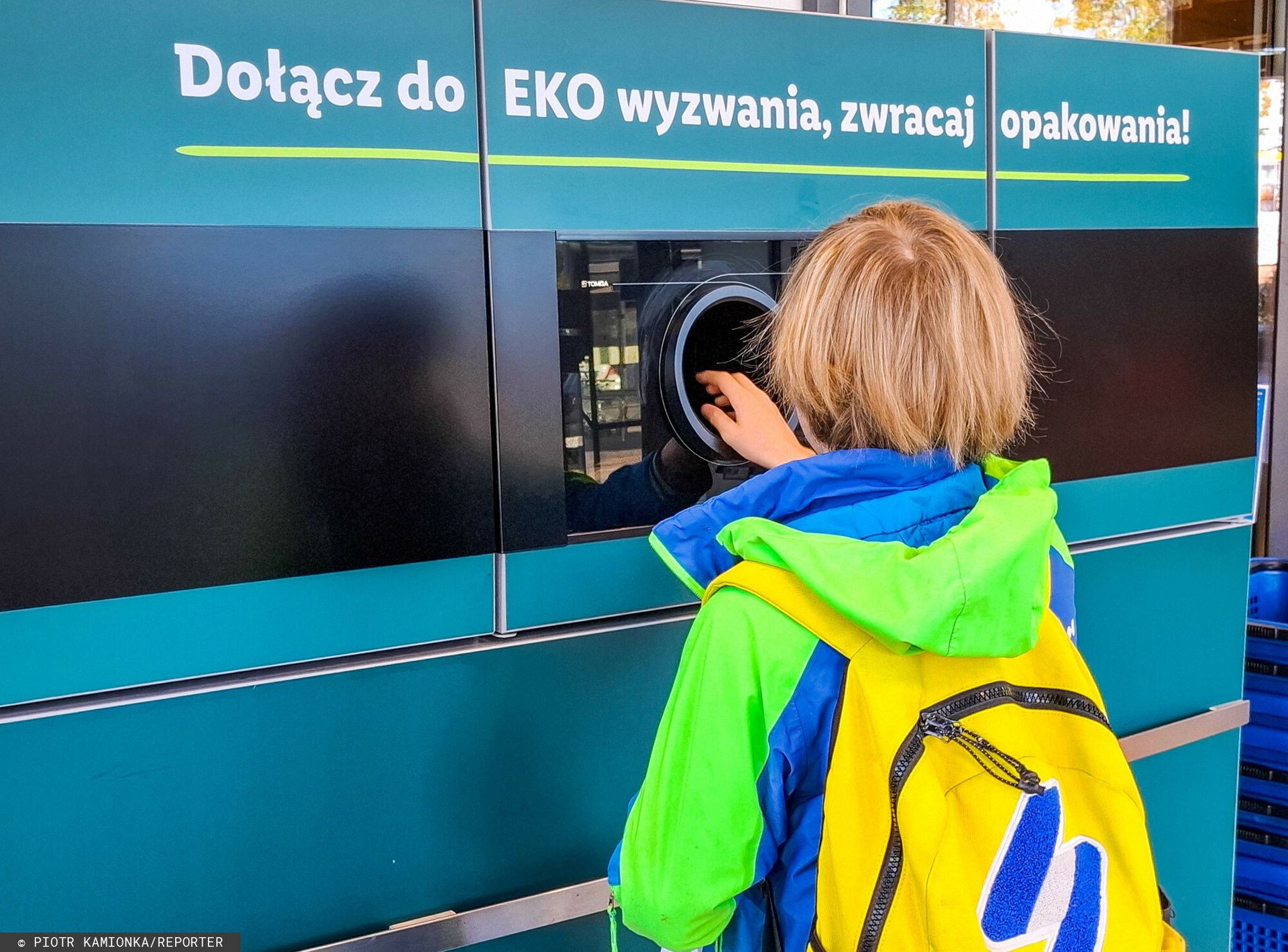 Recyklomat się buntuje? Może chodzić o nakrętkę butelki