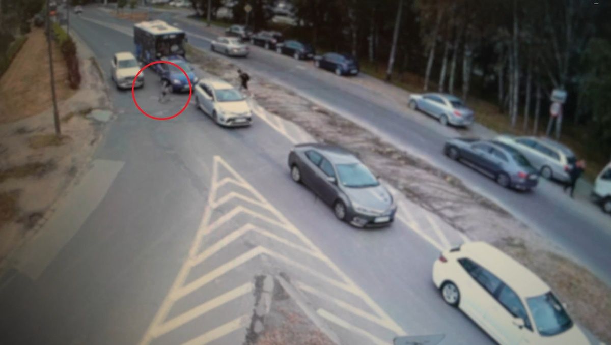 Na hulajnodze wjechał prosto pod samochód. Policja apeluje do rodziców