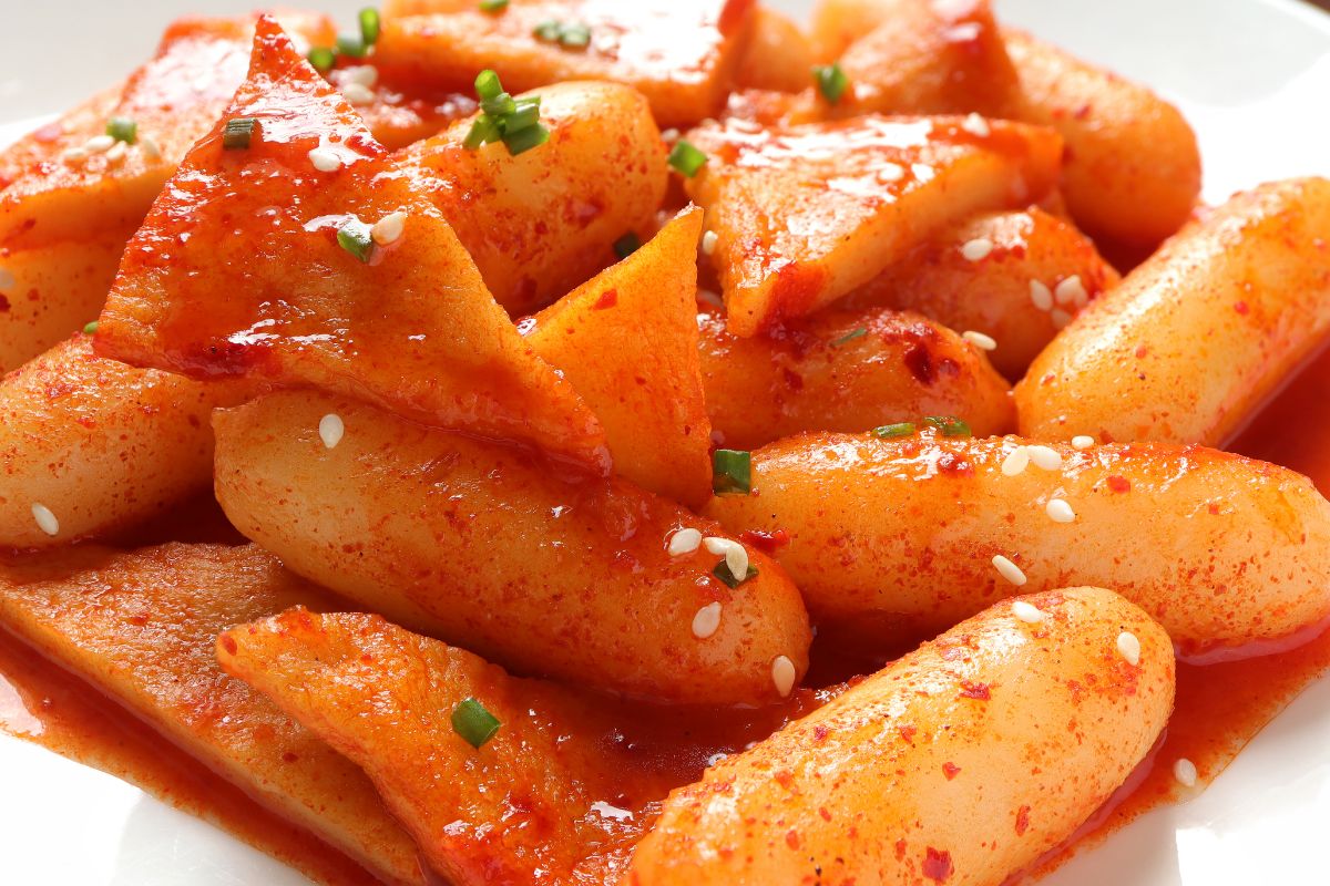 Koreańskie kluski oblane ostrym sosem. Jeszcze prostsze niż myślisz