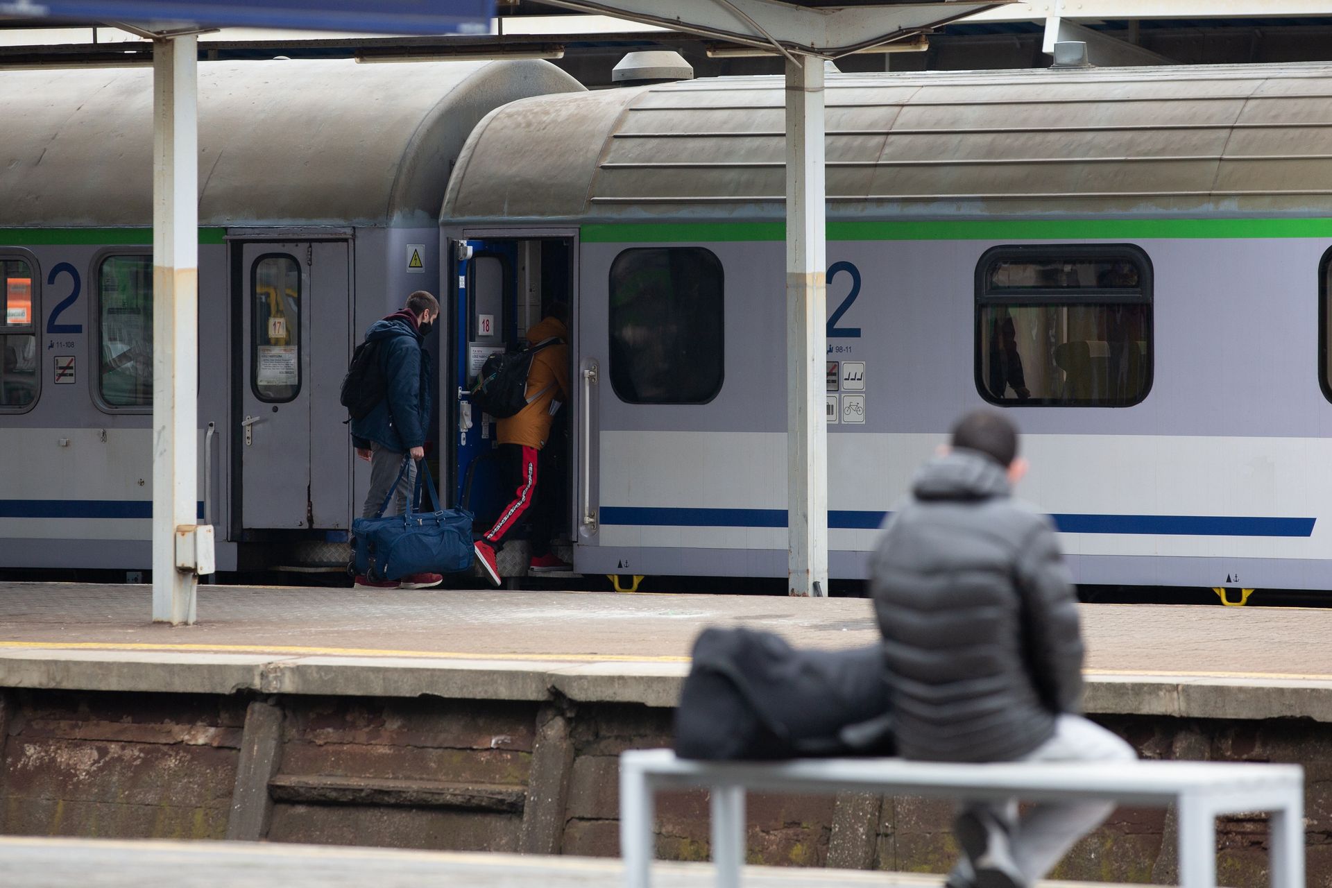Więcej patroli na kolei po dywersji. Pasażerowie o ostrożności