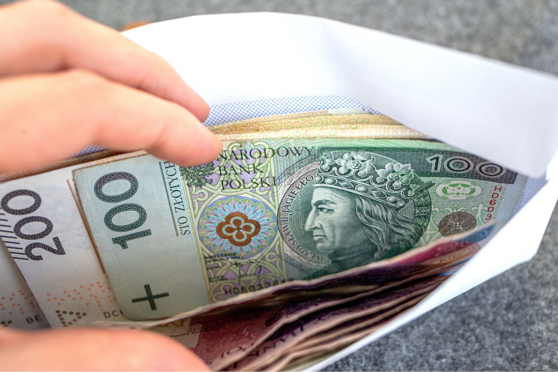 Znalazł kopertę z pieniędzmi na ulicy. Oto co z nimi zrobił