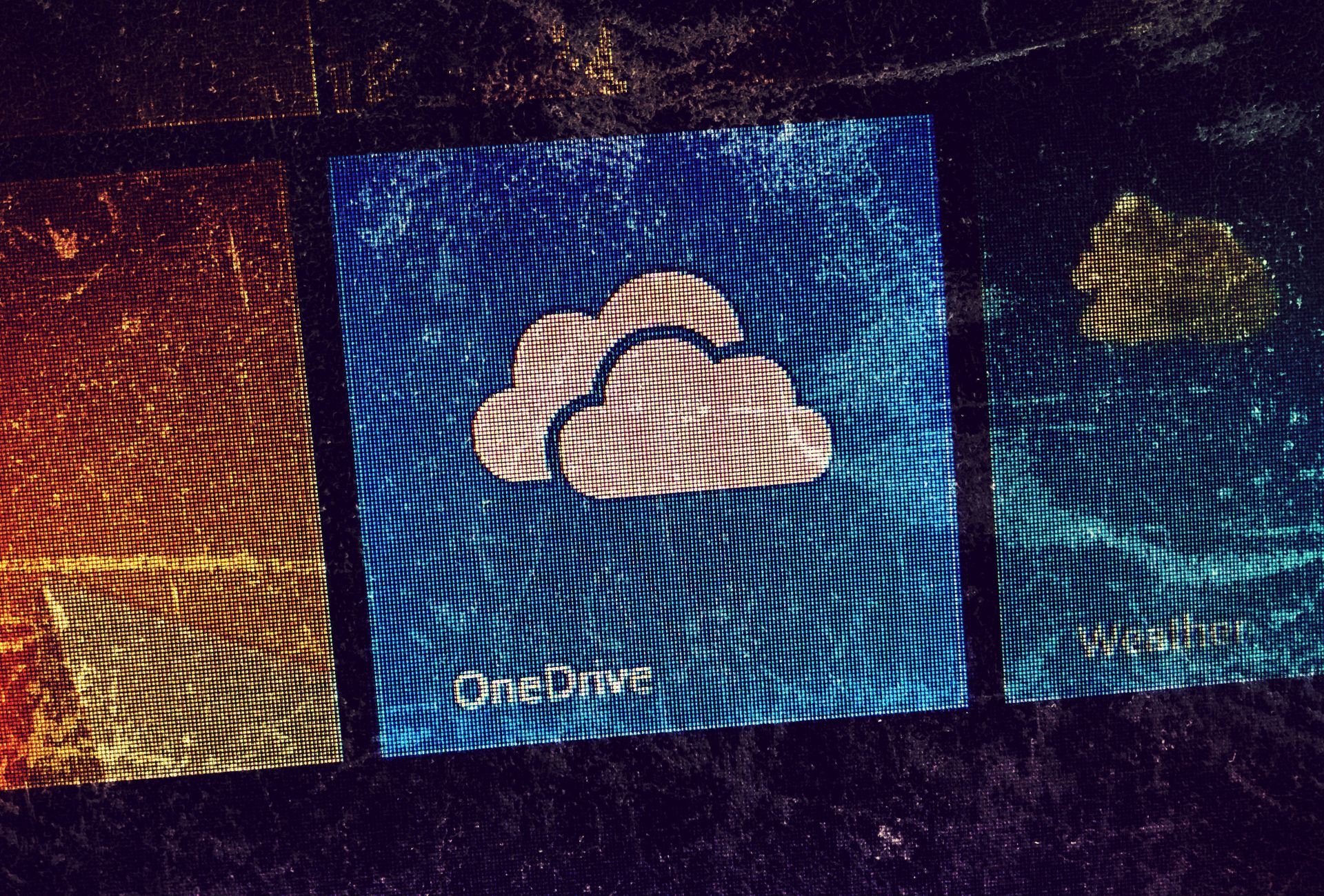 Windows 11 instaluje OneDrive Photos. Aplikacja skanuje zdjęcia