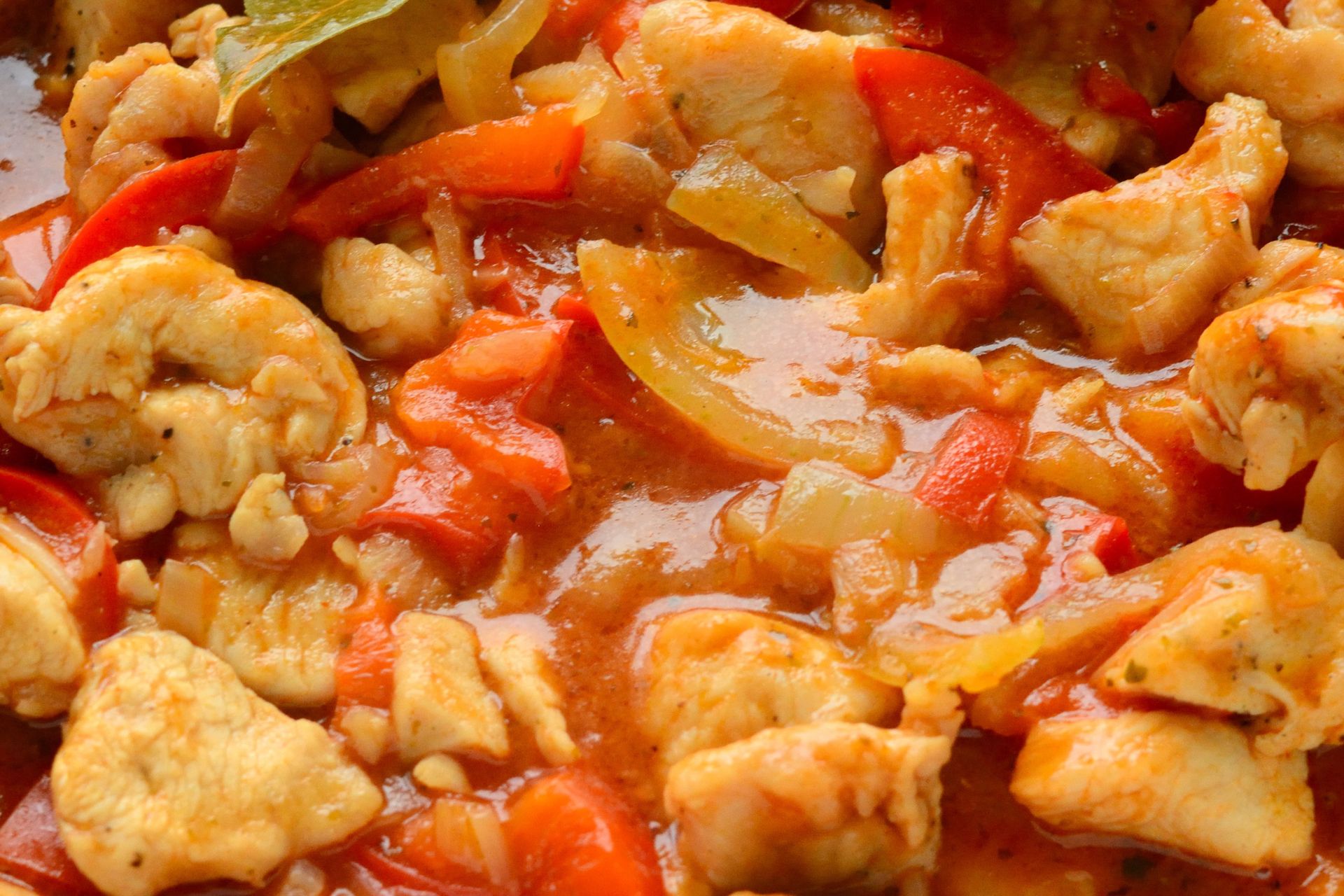 Kociołek z kurczakiem to pomysł na szybki obiad. Mało bałaganu w kuchni, a naje się cała rodzina