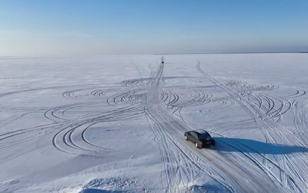 Lodowa droga przez Bałtyk. Estońskie media mówią o "tuzinach" aut
