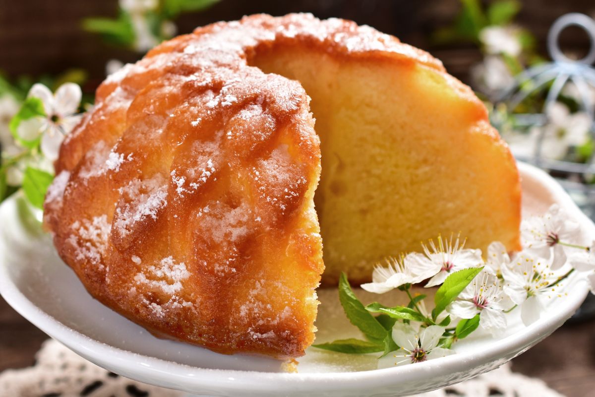 Wlej szklankę do masy. Babka będzie wilgotna choćby kilka dni, a do tego 2x bardziej puszysta i miękka