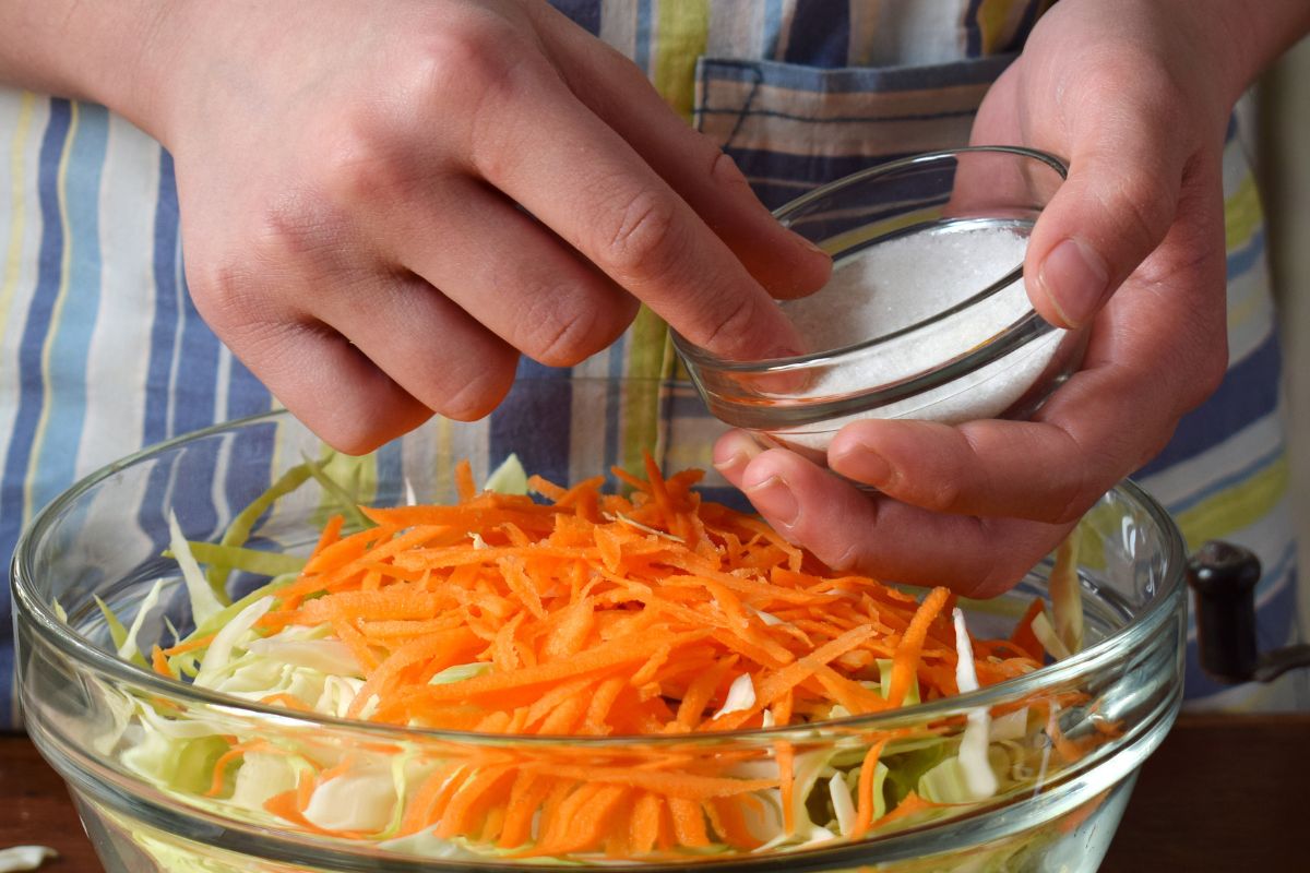 Wiesz, ile soli dodać do kiszonej kapusty? Teraz już zawsze wyjdzie idealna