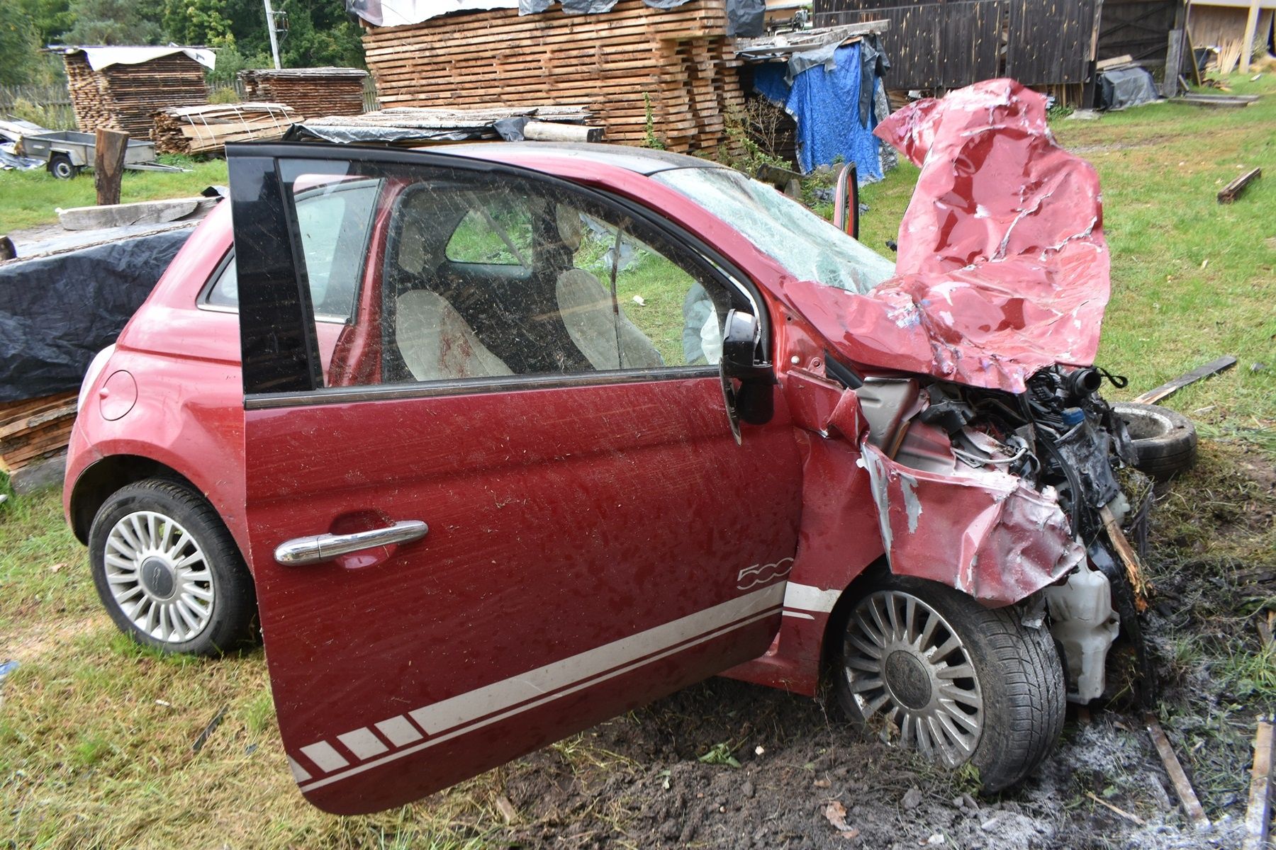 Pijana 25-latka uciekała przed policją. Staranowała auto i ogrodzenie