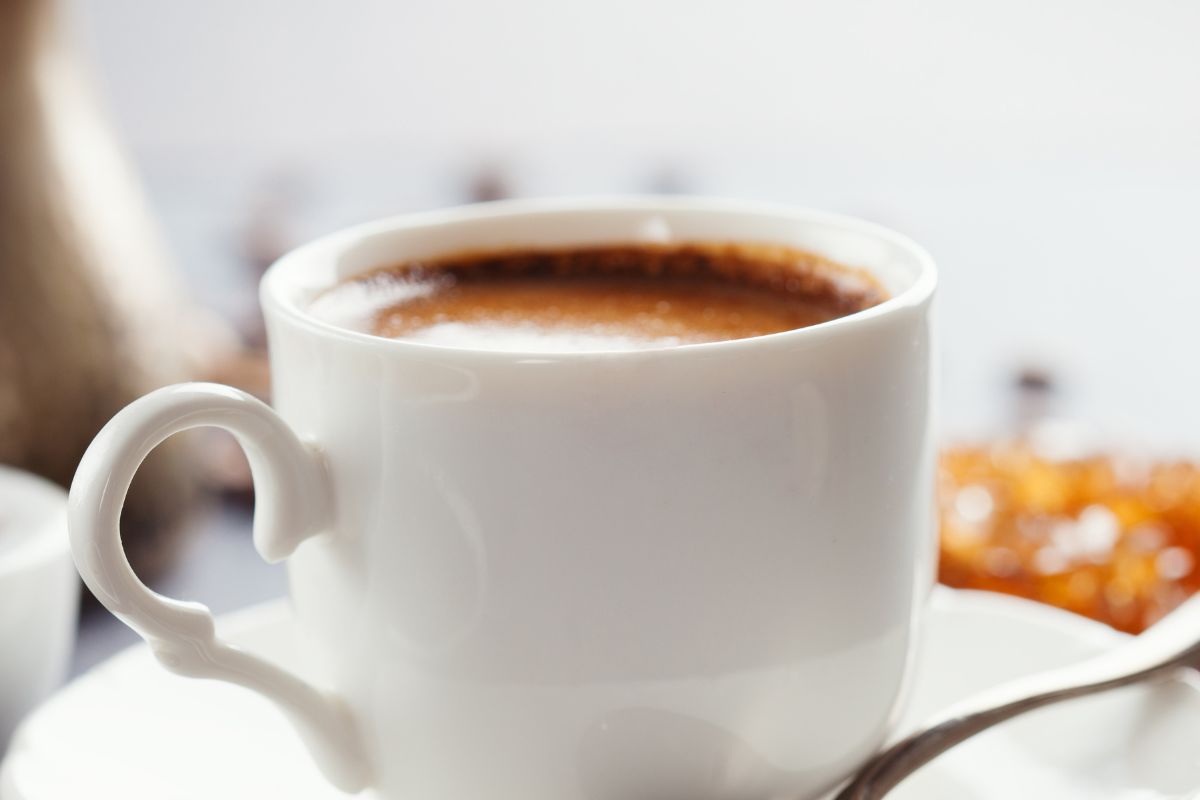 Wiele osób sypie do kawy bez opamiętania. Rujnuje zdrowie bardziej niż biały cukier