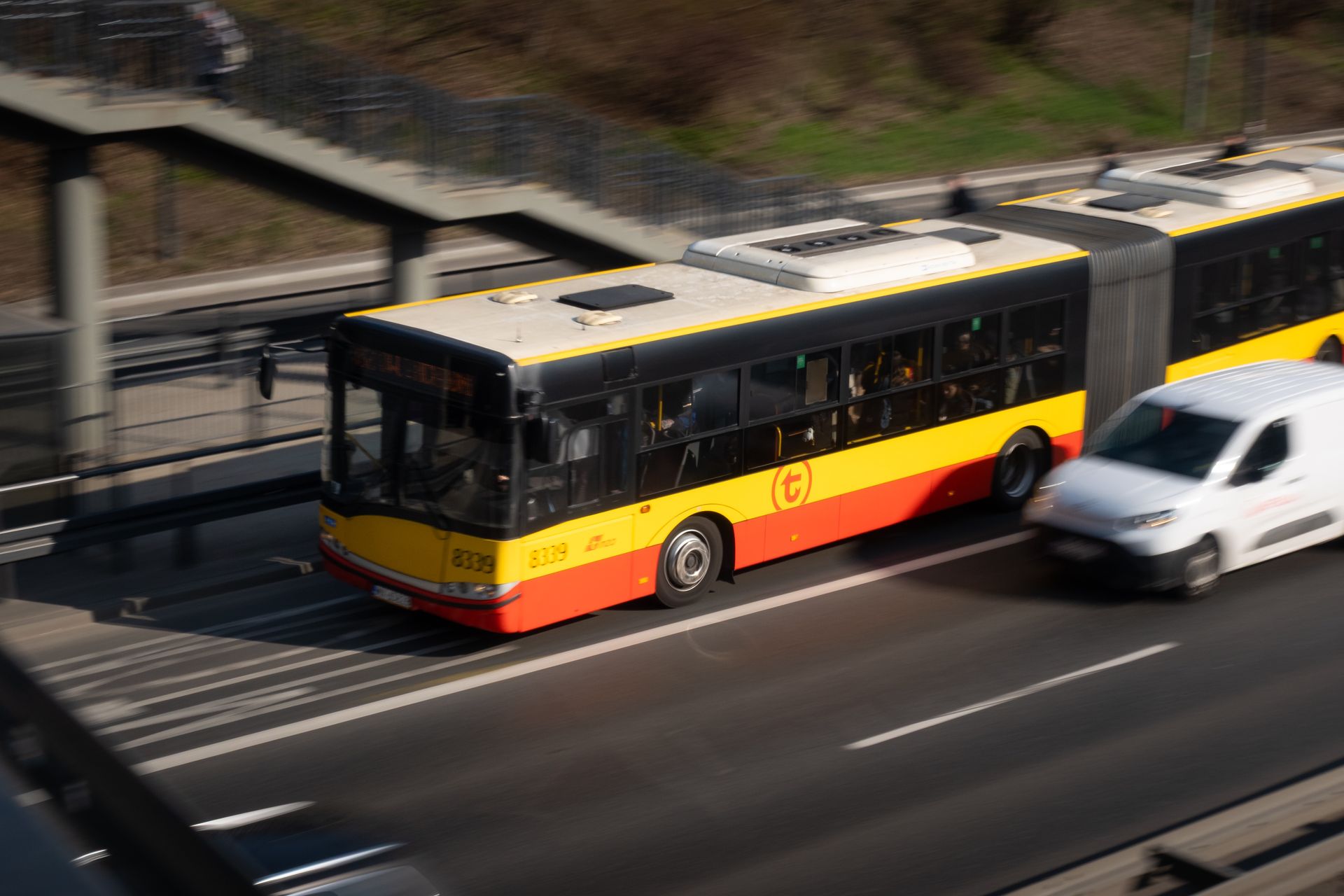 Autobus utknął na torowisku. Incydent w Warszawie