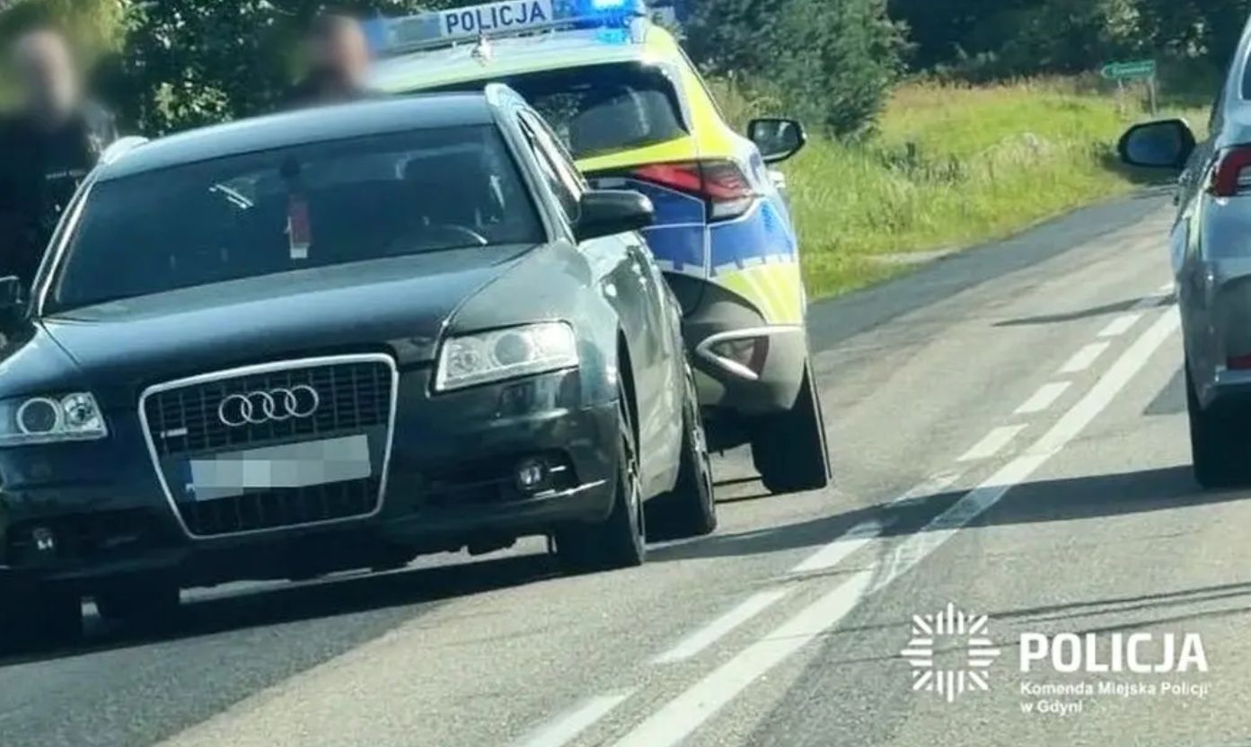 19-latka wyskoczyła z jadącego samochodu. Pomogła jej policjantka