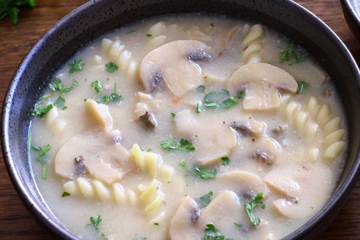 Zupę pieczarkową zawsze robię w ten sposób. Jest pełna smaku i choćby dzieci proszą o dokładkę