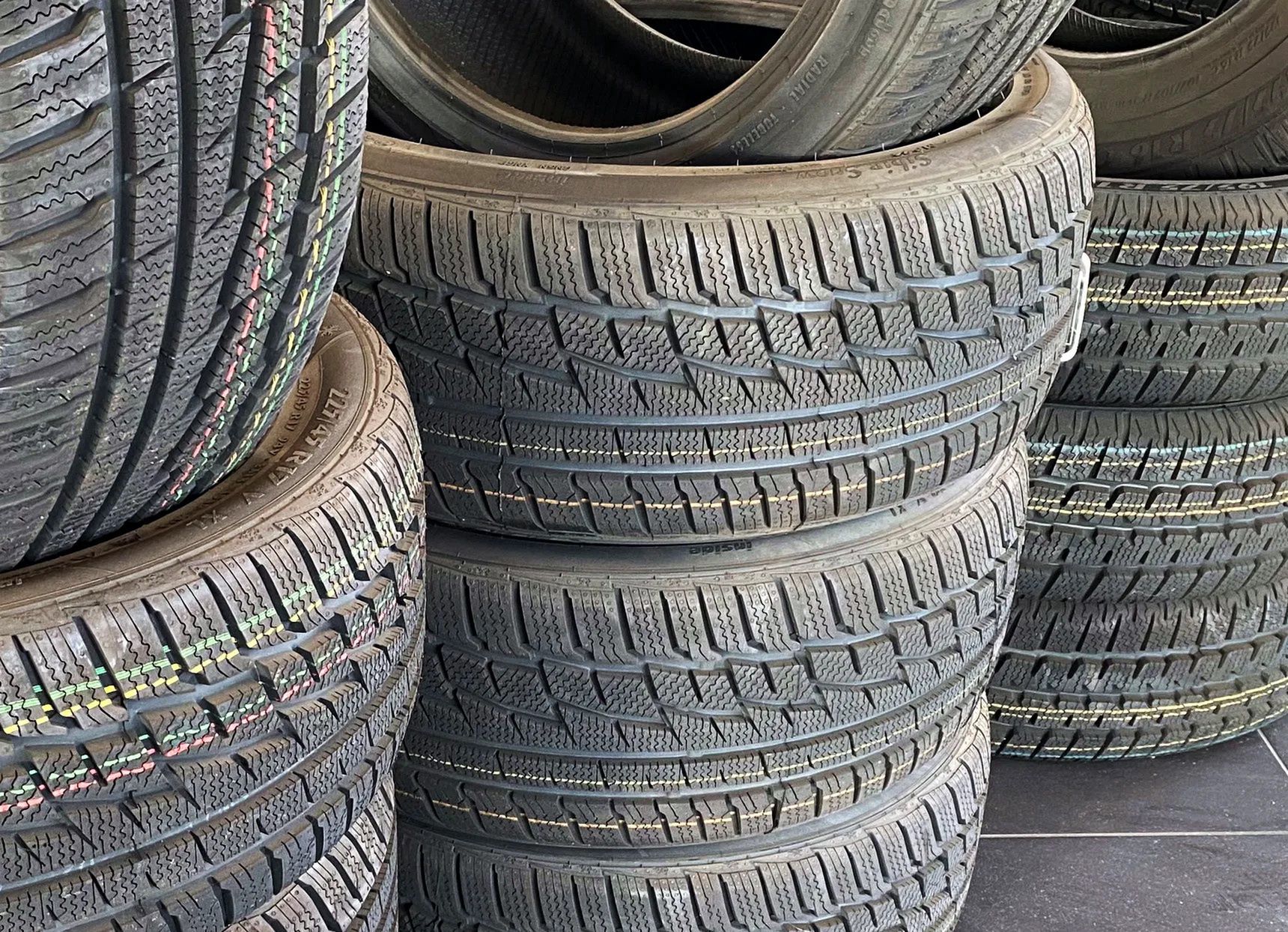 Kolorowe oznaczenia na oponach. Co oznaczają kropki i paski?