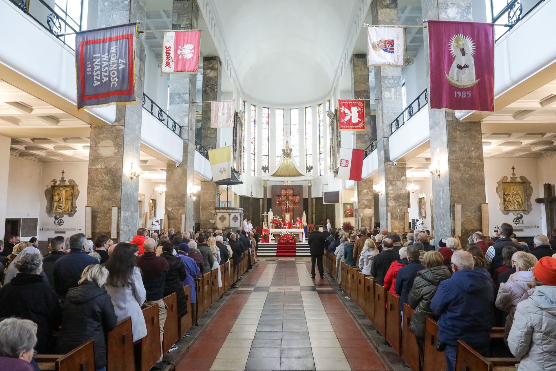 Kościół liczy wiernych. Ilu Polaków chodzi na msze?